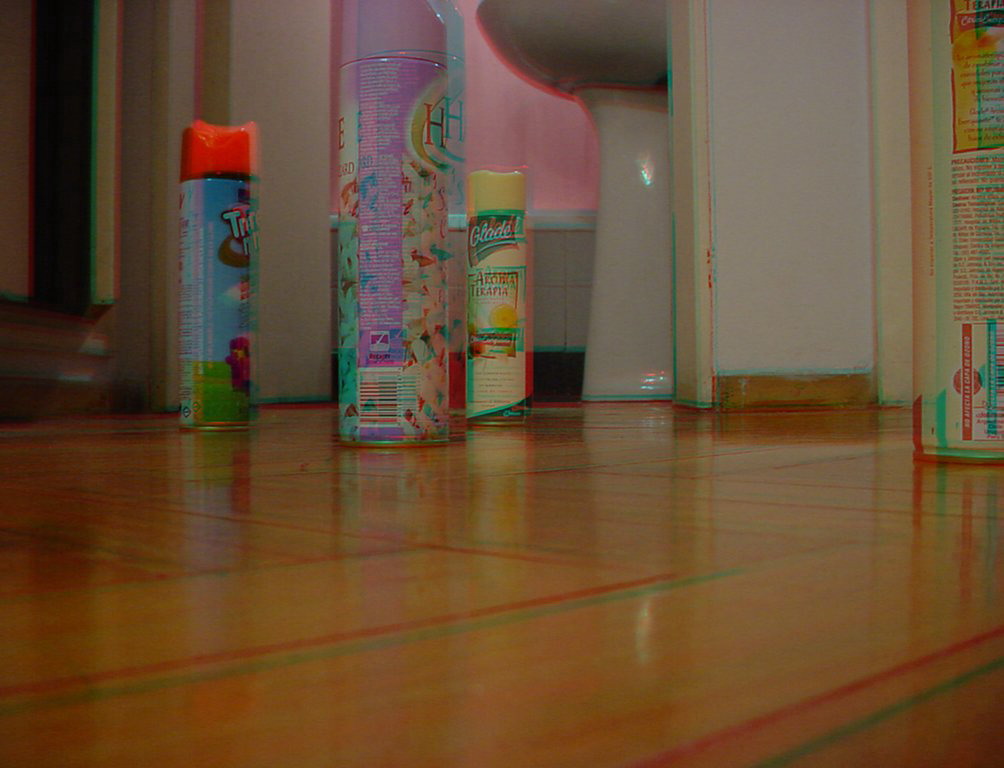 Envases de Glade en el piso