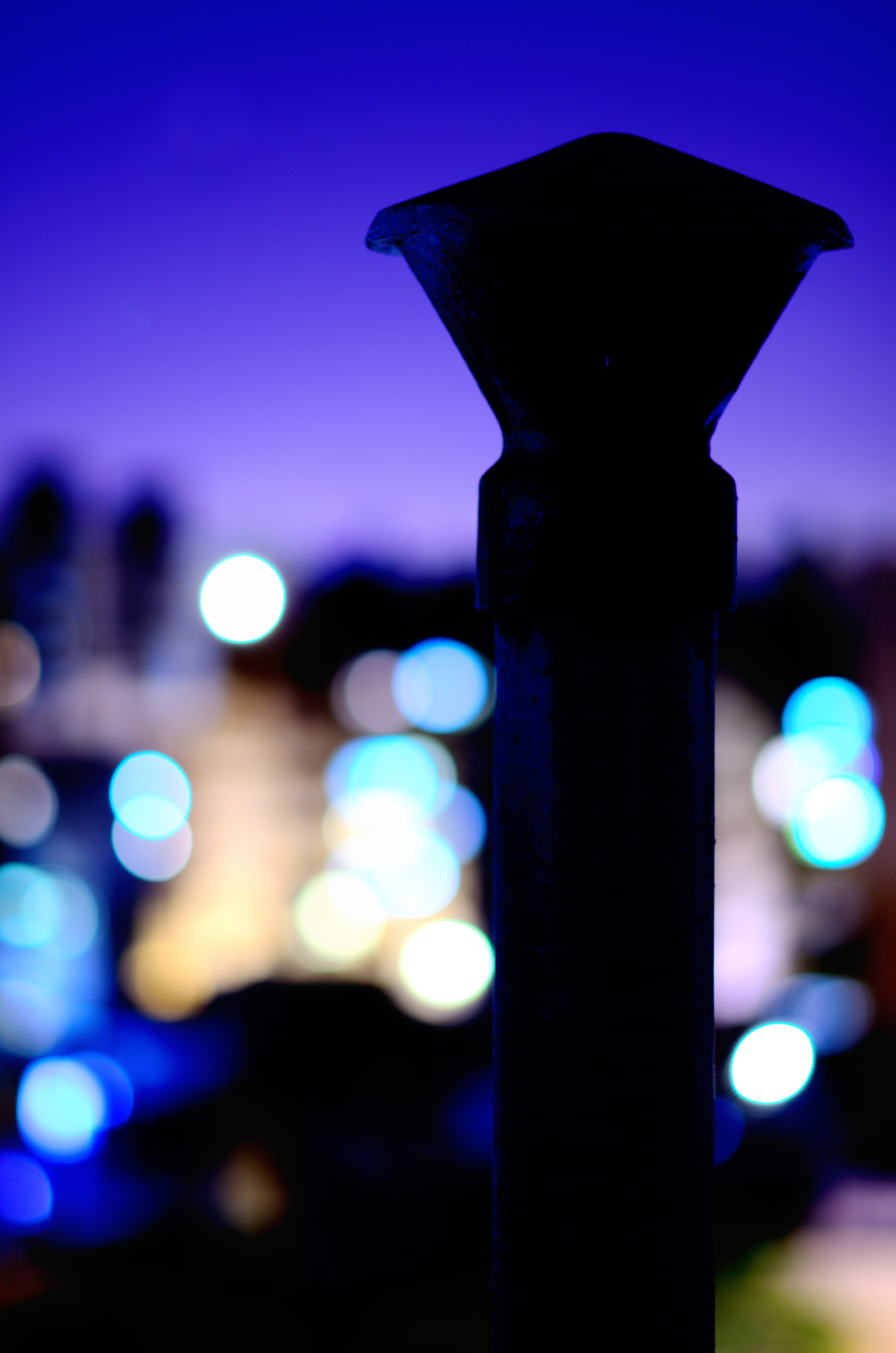 Anochece tras la chimenea