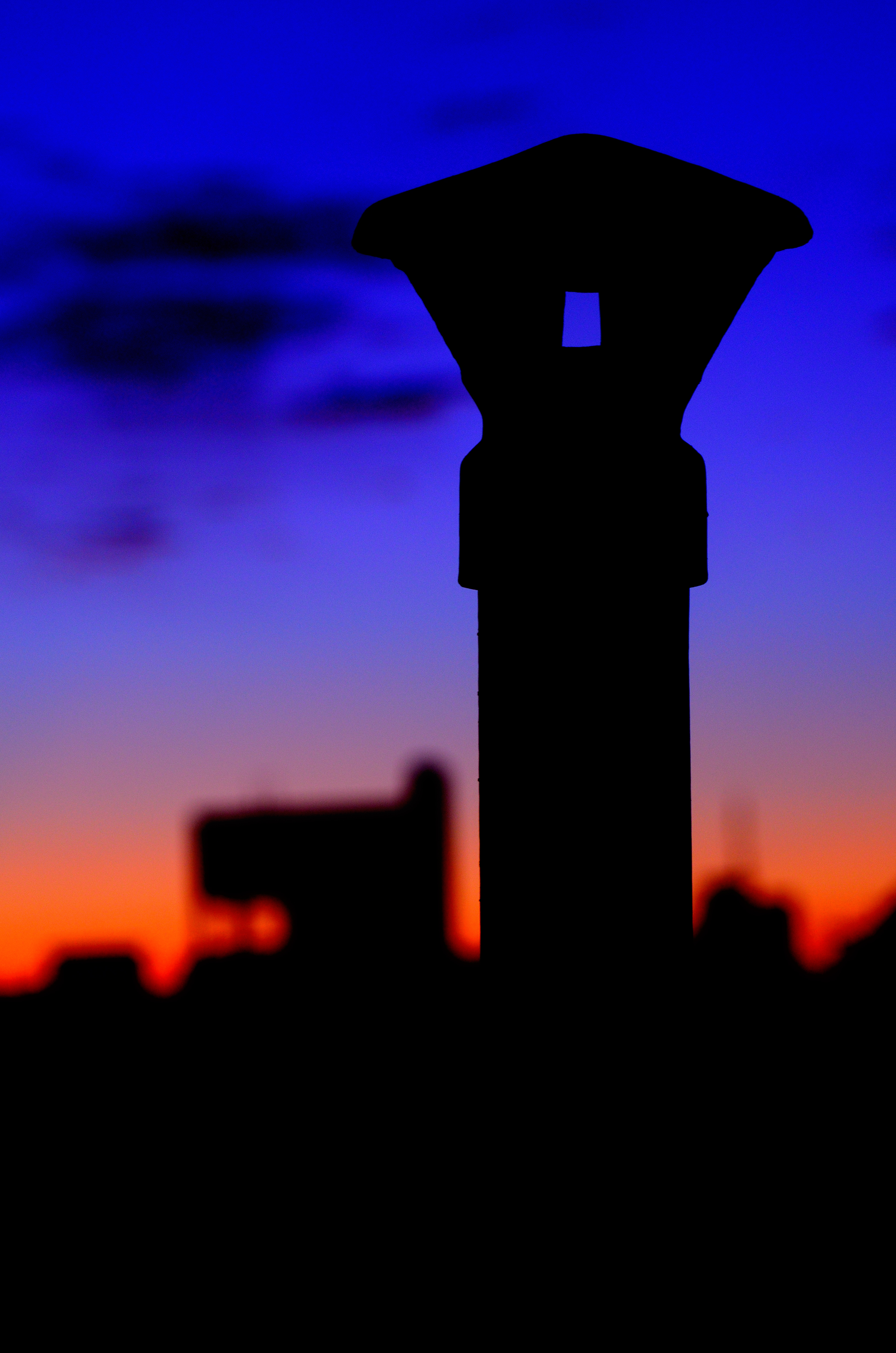 Anochecer de una chimenea solitaria (2)