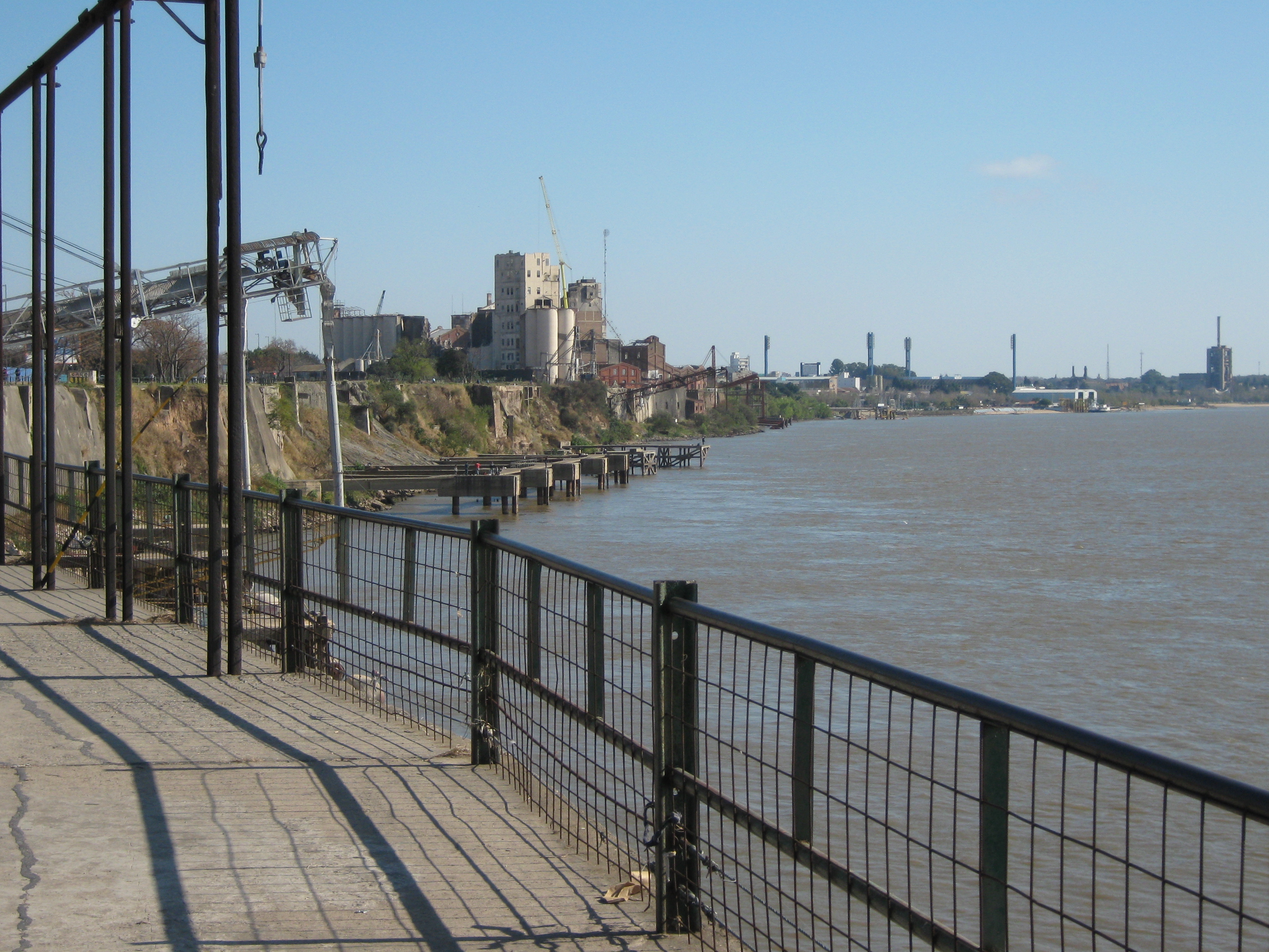 Camino con baranda de la costanera