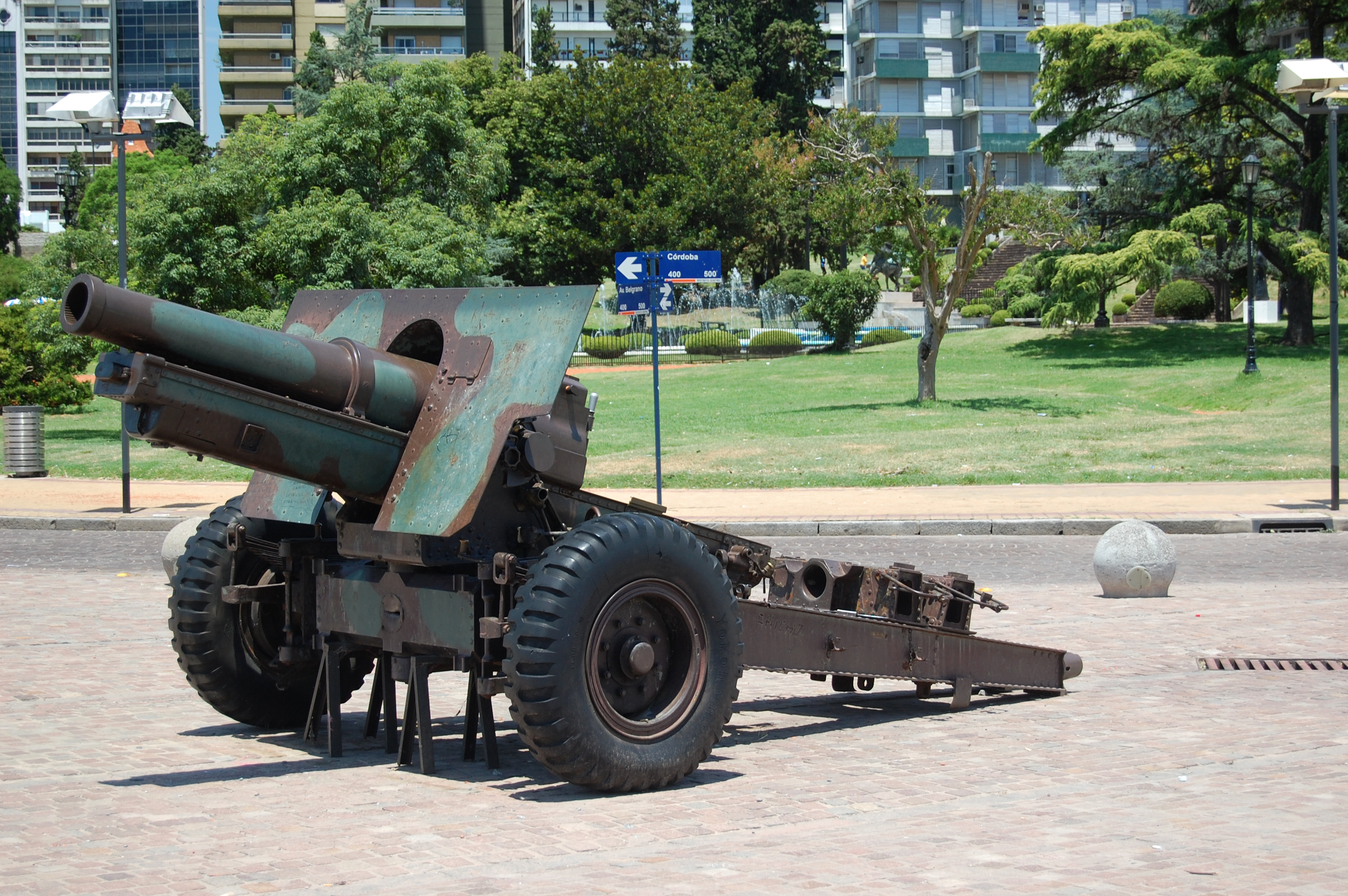 Cañón frente a la plaza