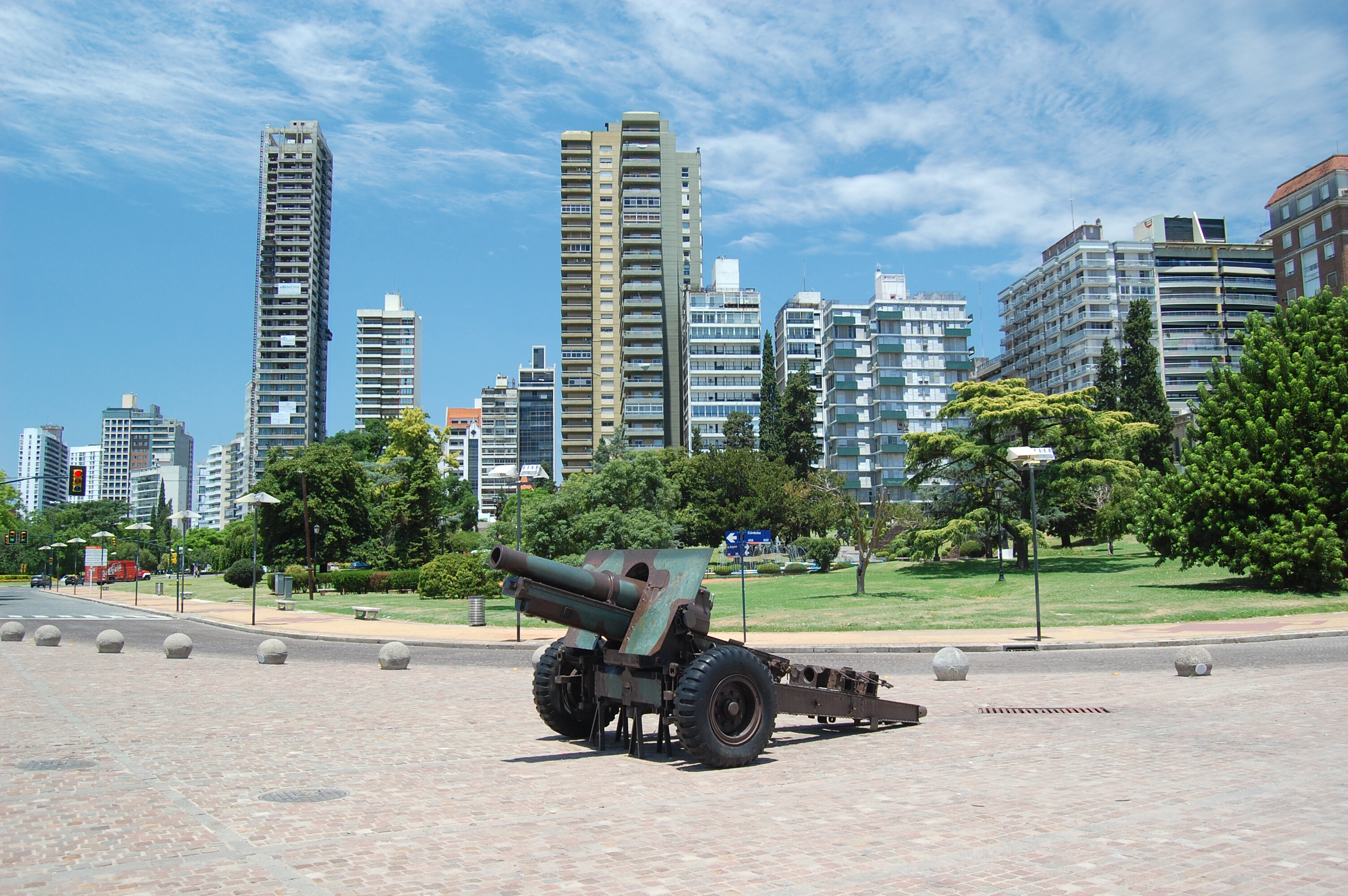 Cañón frente a la plaza