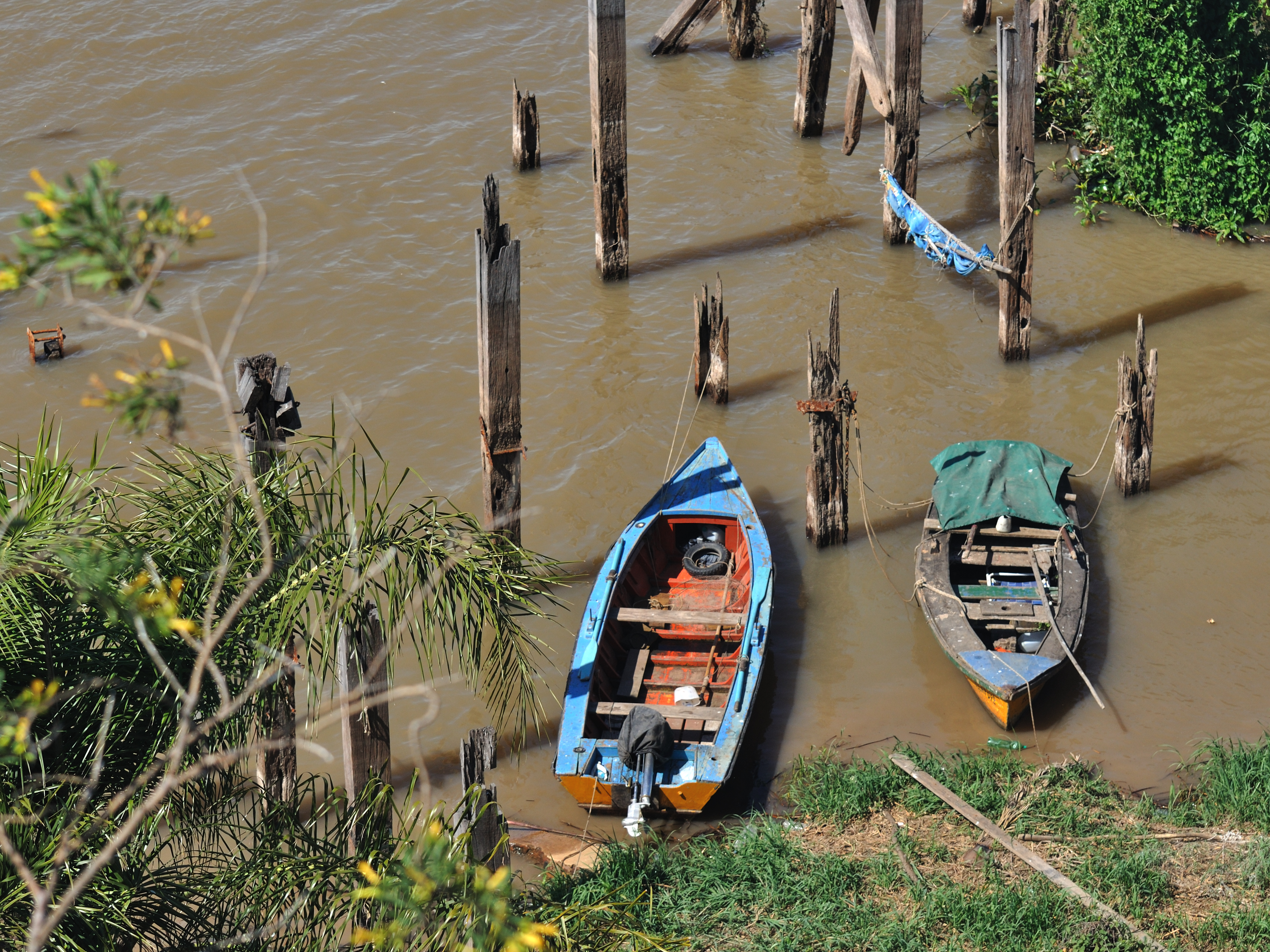 Dos botes a orillas del río