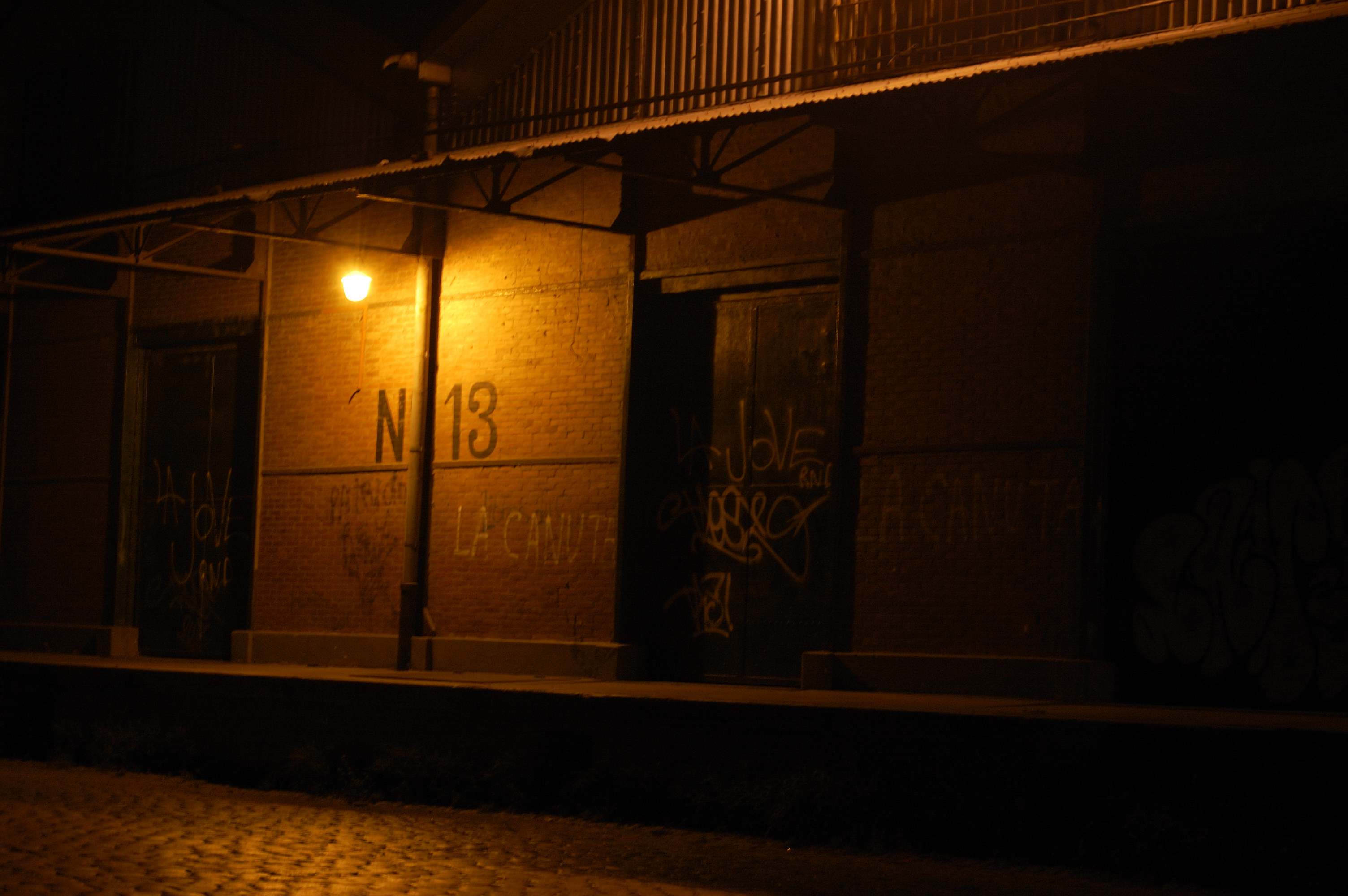 El galpón 13 en la noche
