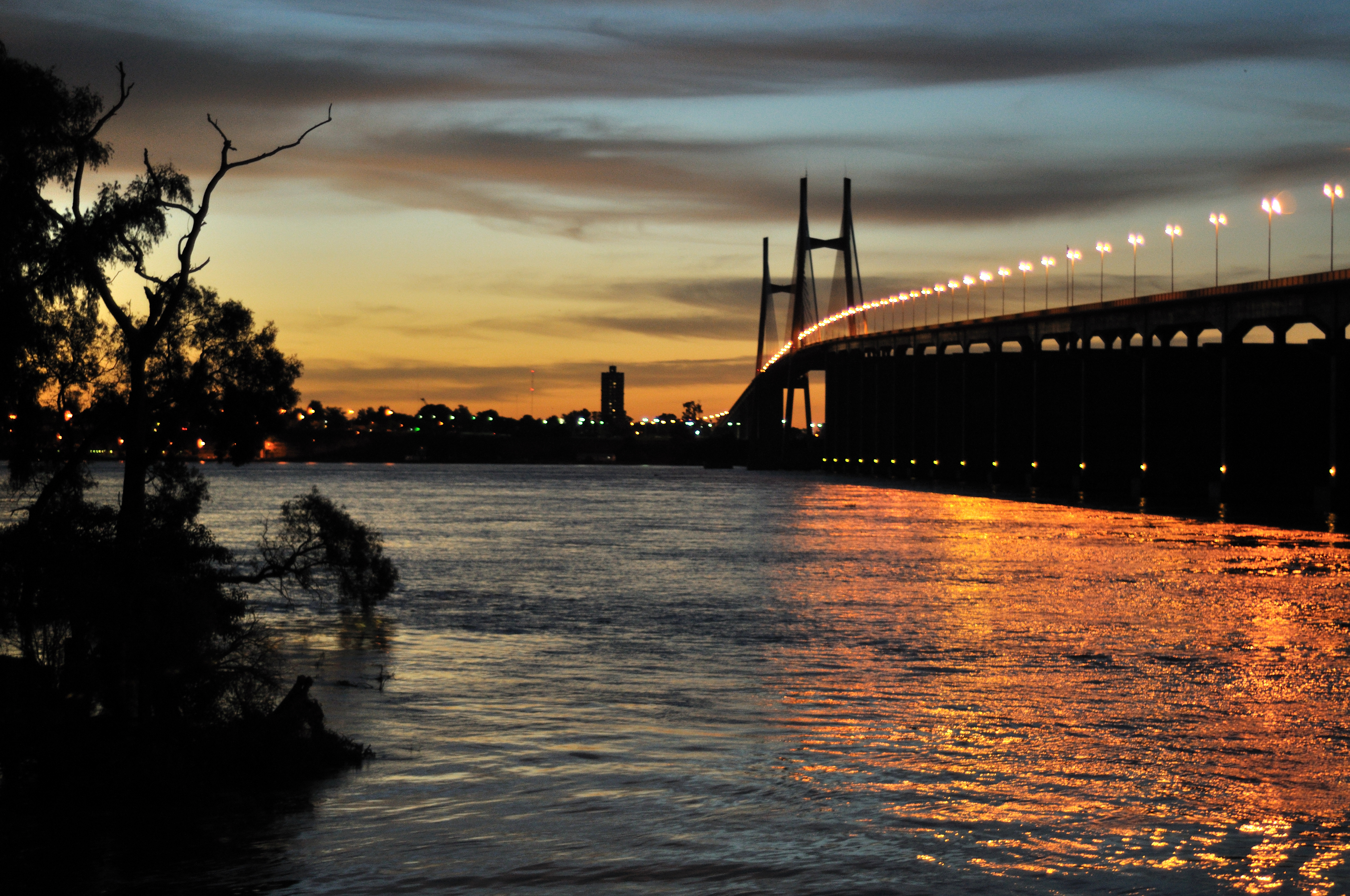 El puente Rosario-Victoria al anochecer (1)