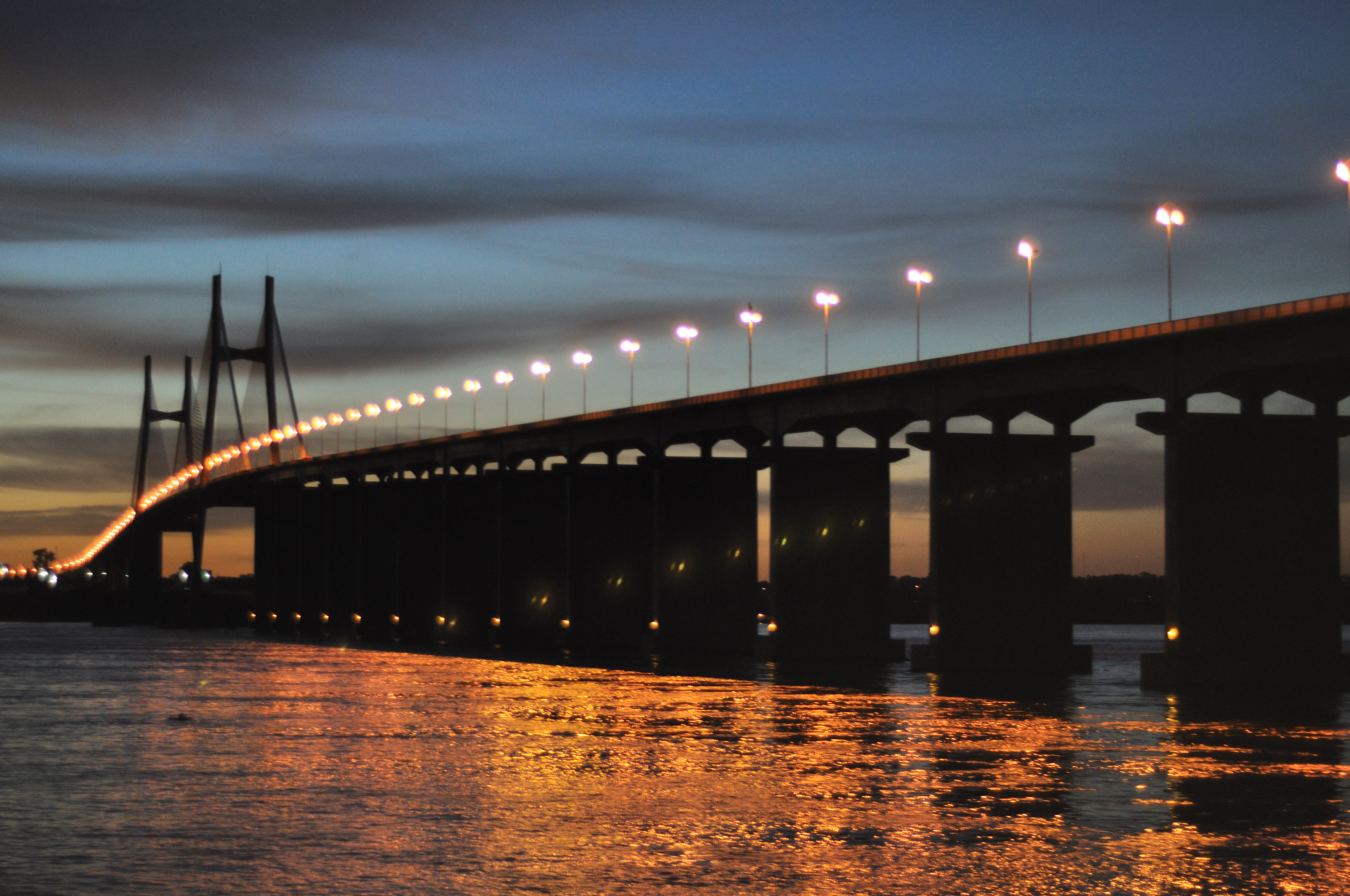 El puente Rosario-Victoria al anochecer (2)