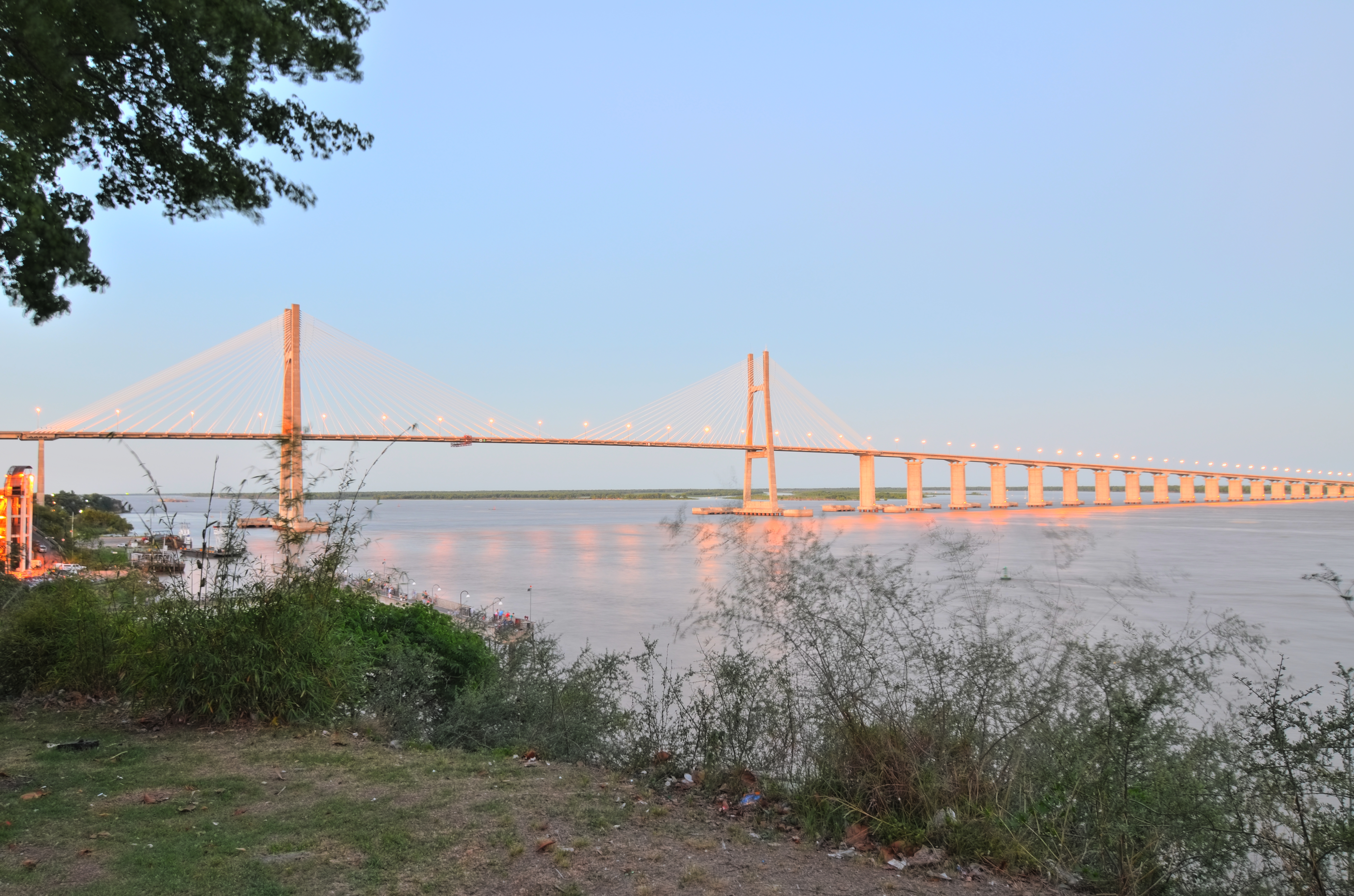 El puente Rosario-Victoria desde la barranca (2)