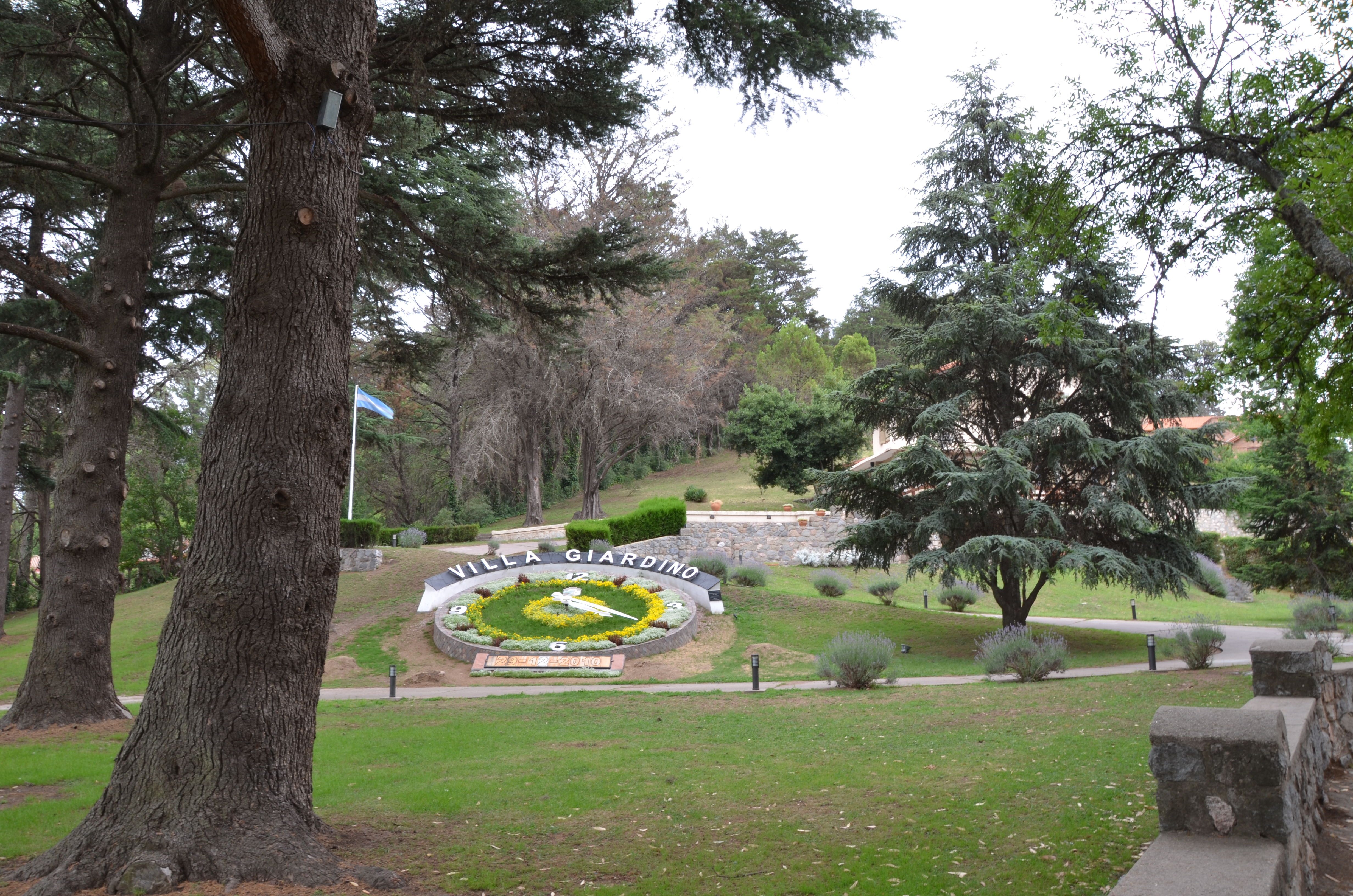 El reloj con flores de Villa Giardino (1)