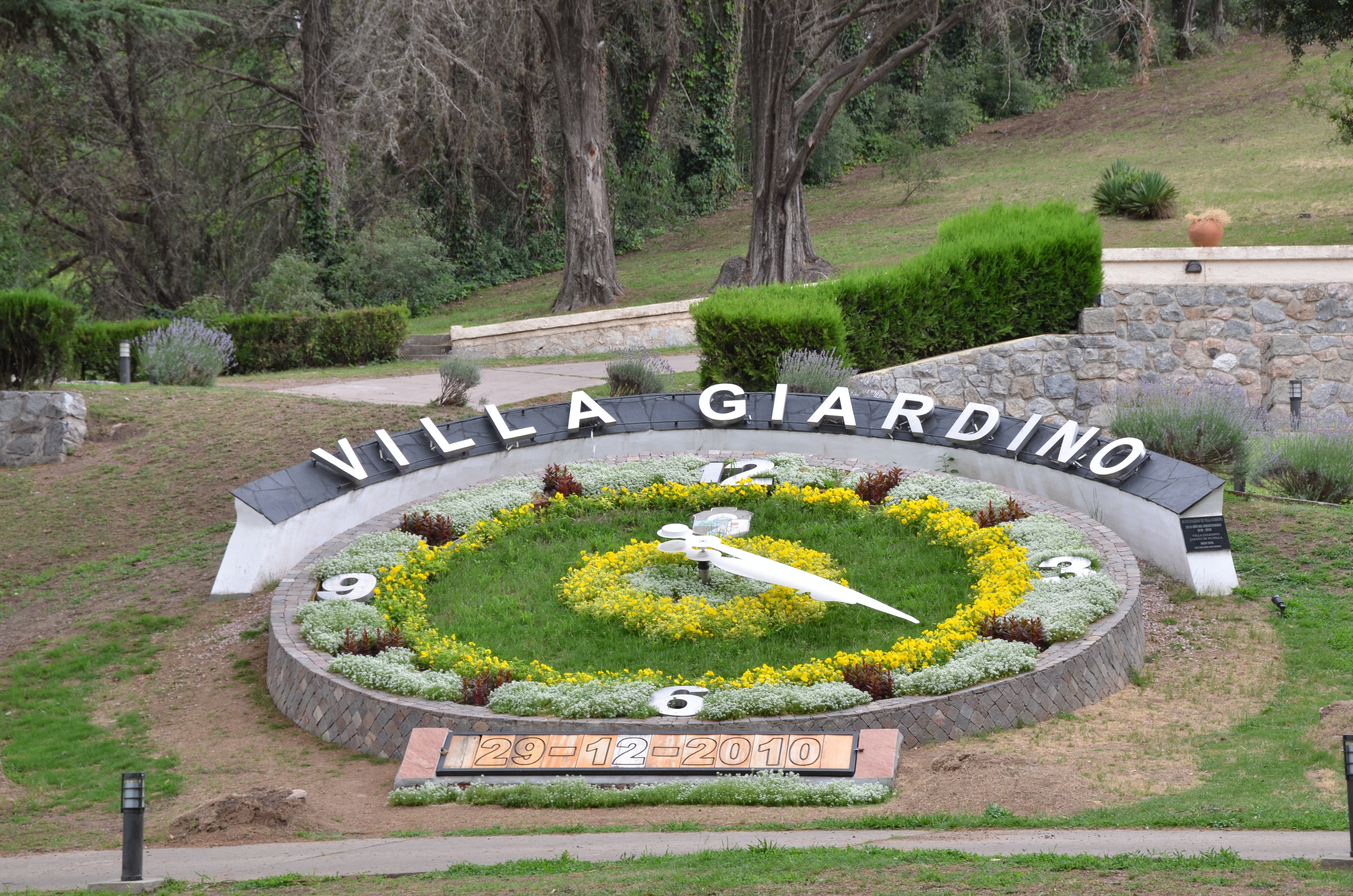 El reloj con flores de Villa Giardino (2)