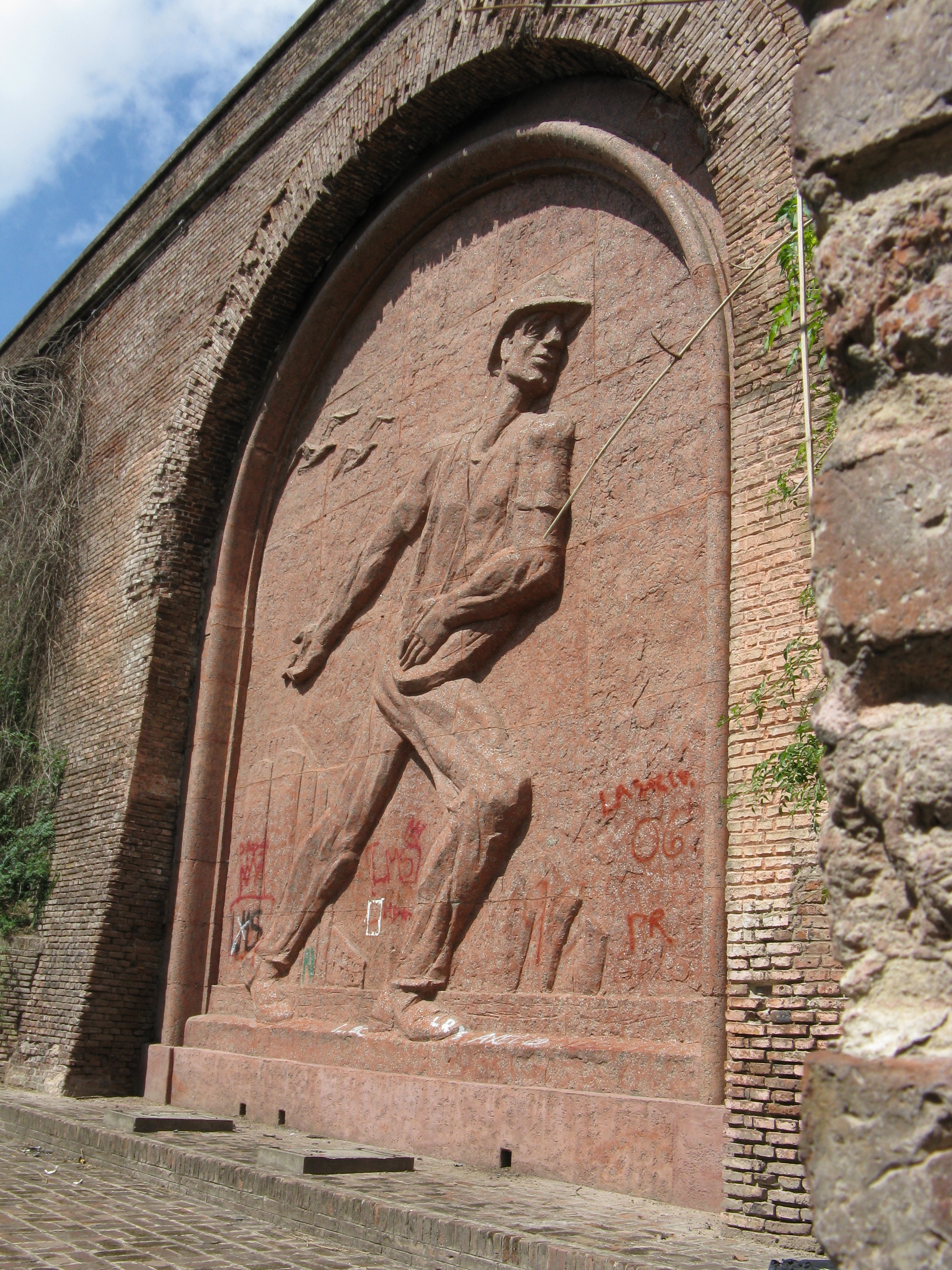 Bajorrelieve de El Sembrador, sobre la Avenida Belgrano