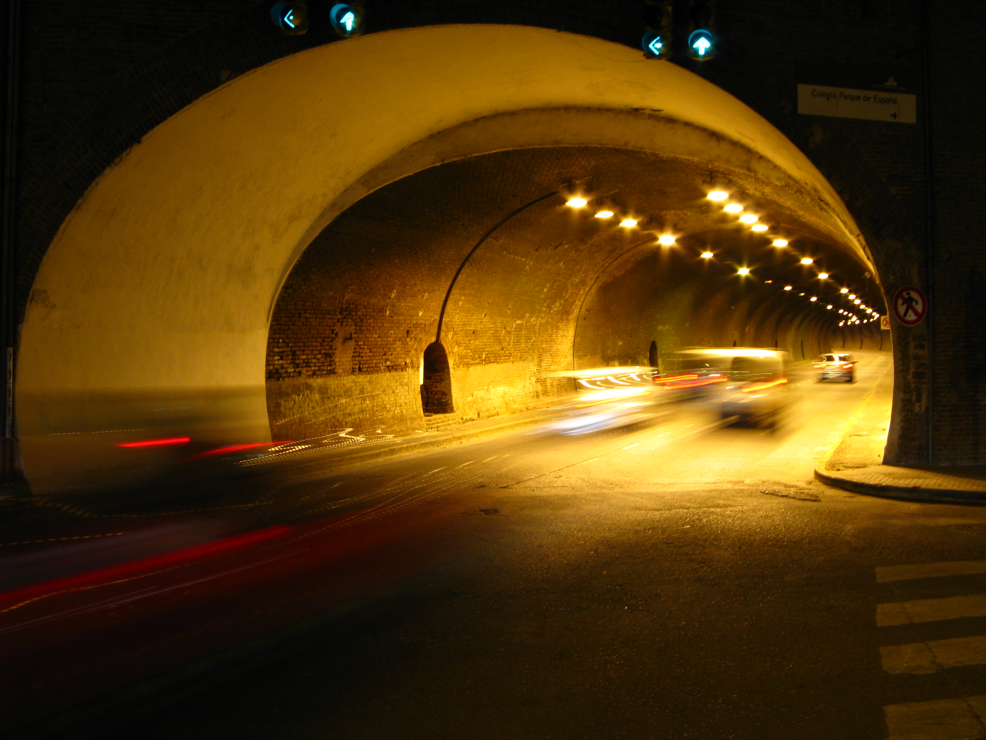 El tunel Arturo Umberto Illia de noche (1)