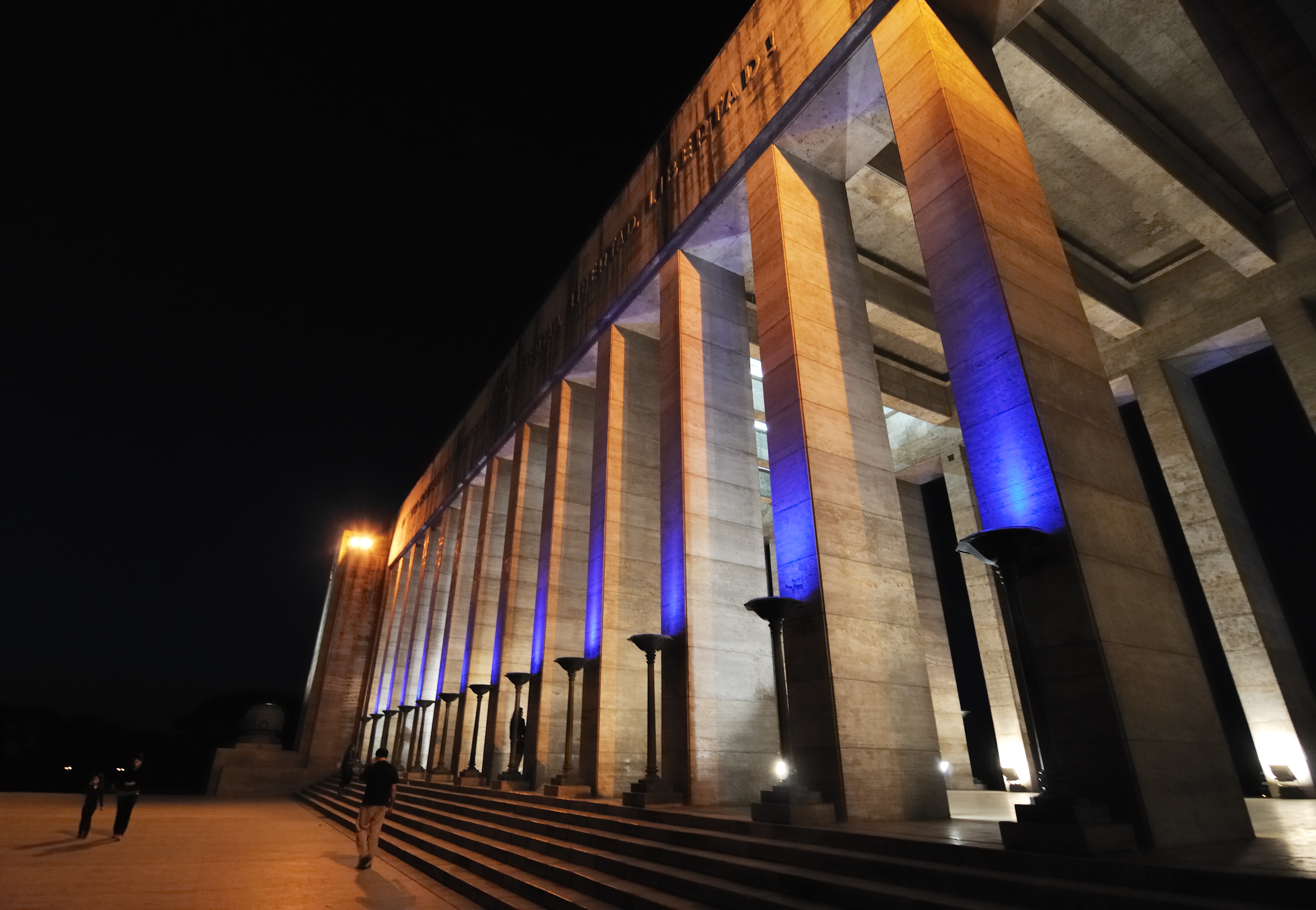 Escalinata de acceso al propileo del Monumento a la Bandera (2)