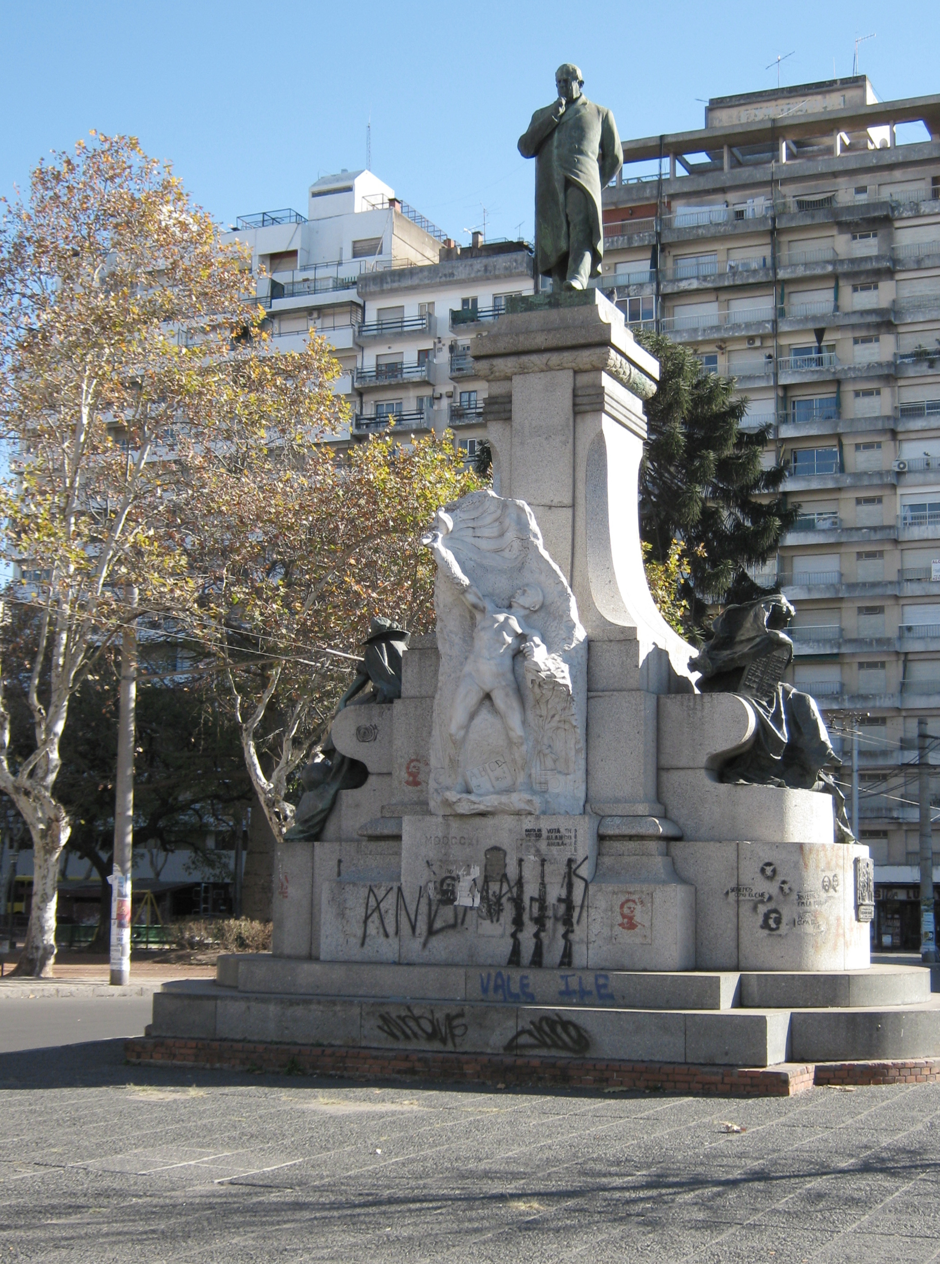 Estatua de Sarmiento en la plaza del mismo nombre