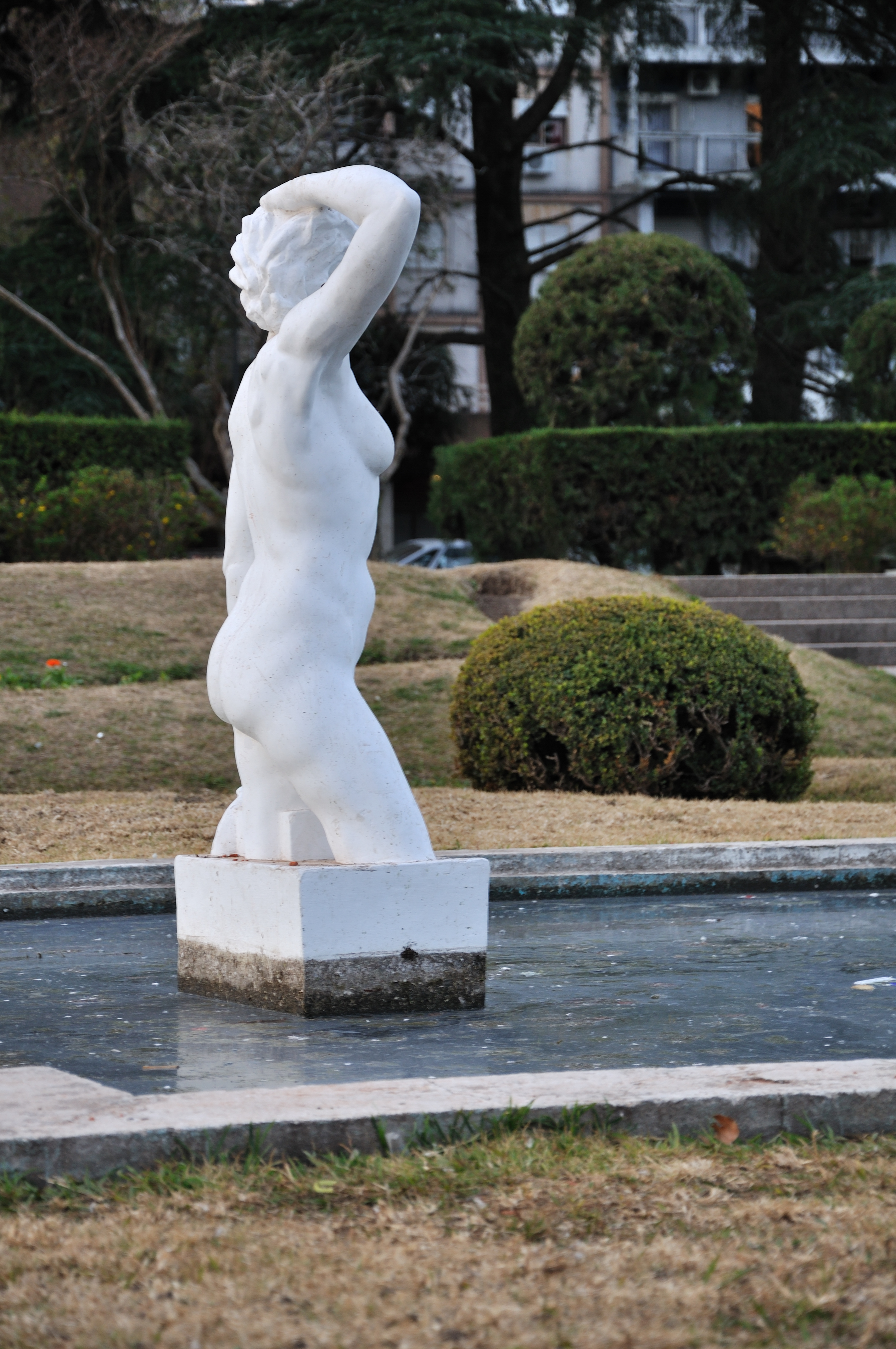 Estatua de una pileta en el parque Independencia