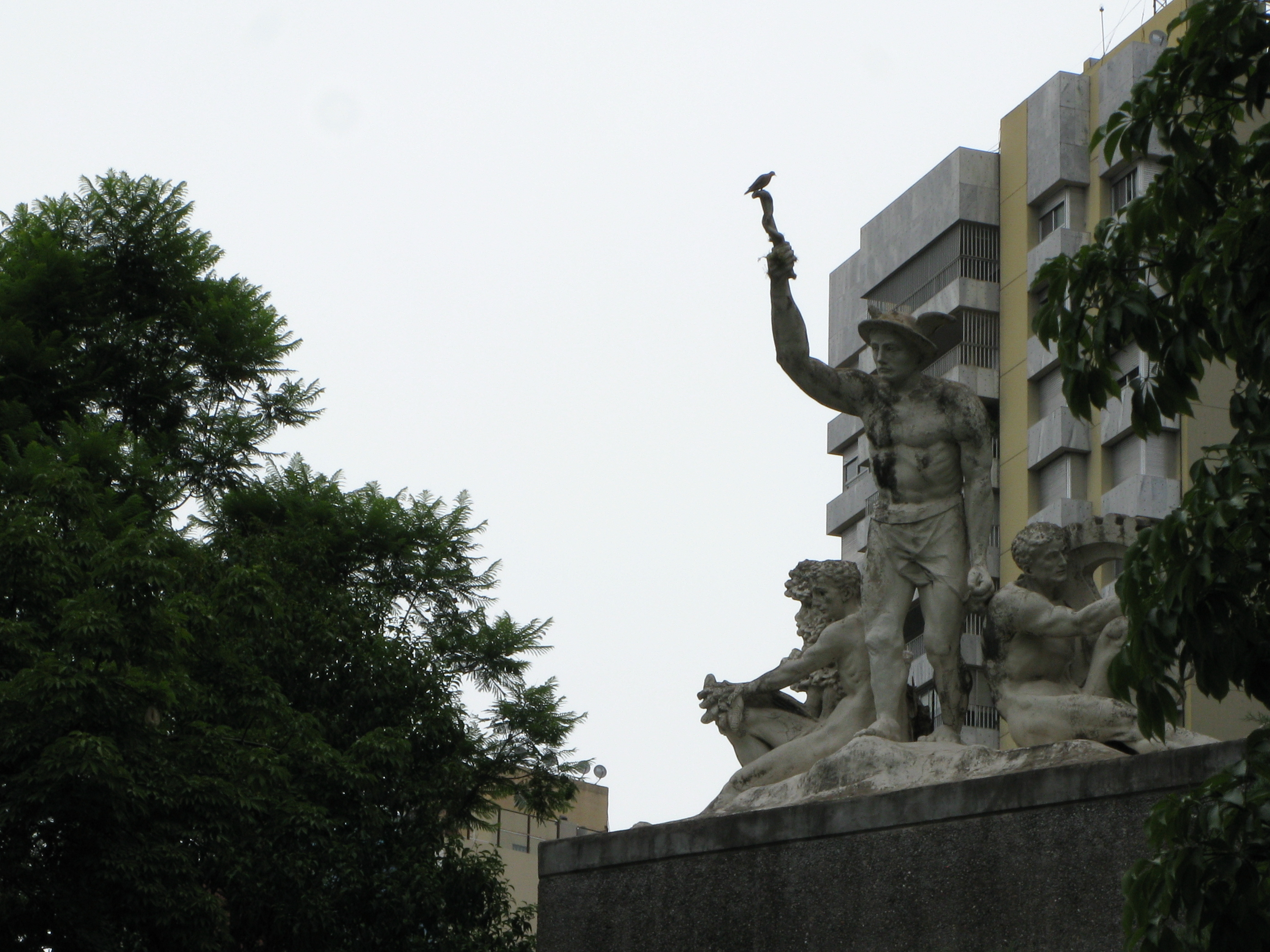 Estatua del dios Mercurio, sobre la Avenida Belgrano