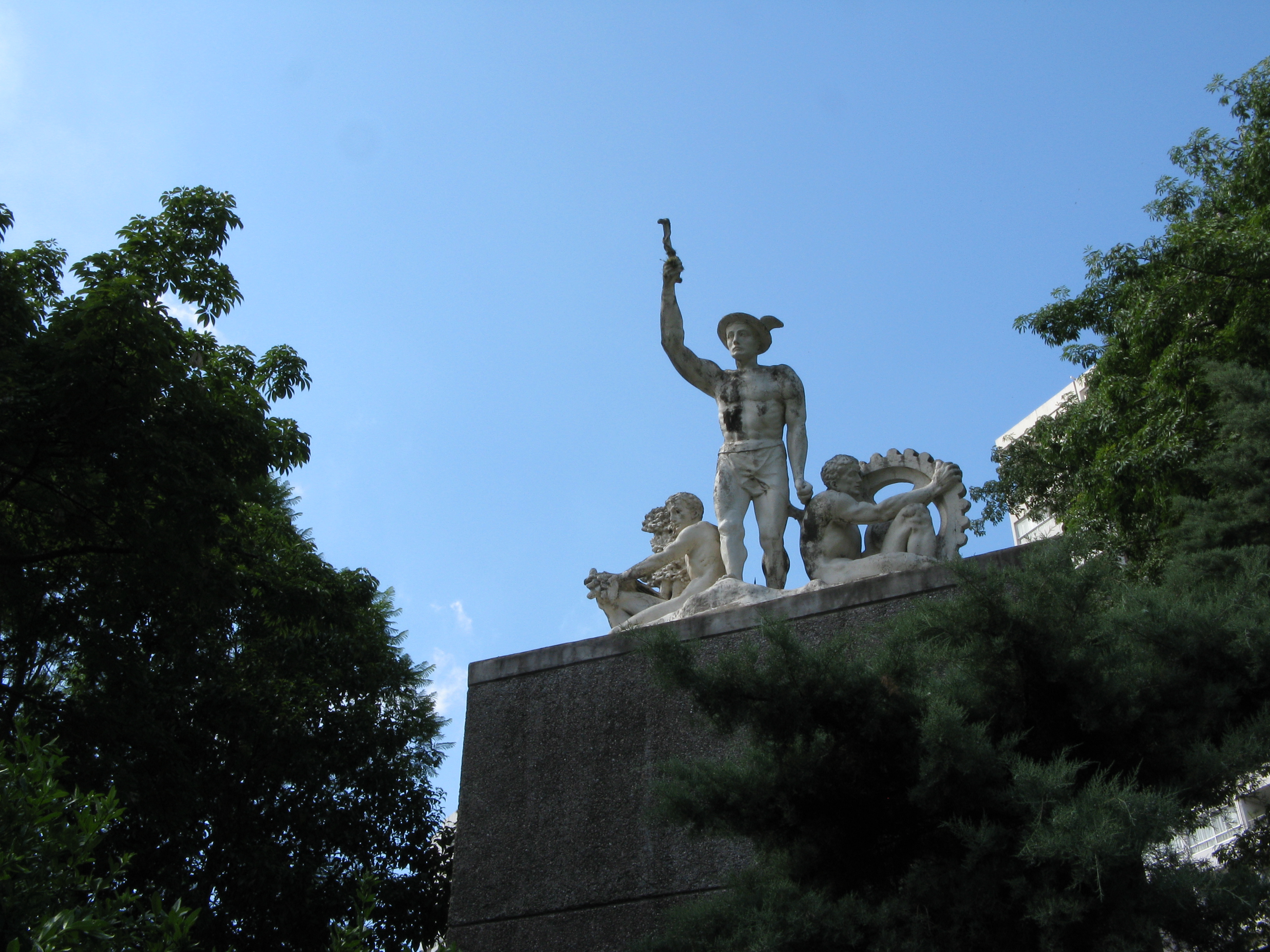 Estatua del dios Mercurio, sobre la Avenida Belgrano