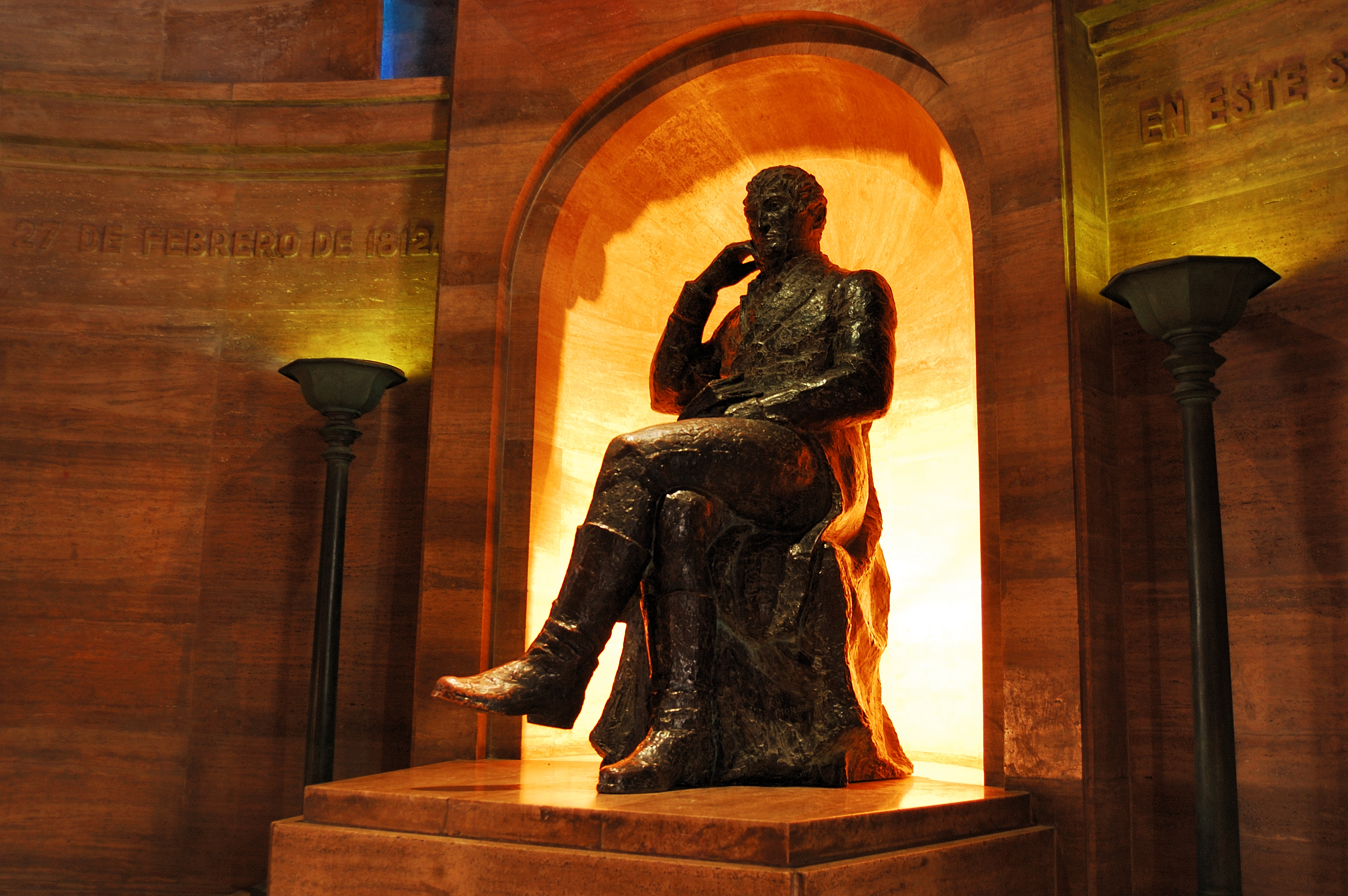 Estatua del General Manuel Belgrano en el interior del Monumento a la Bandera
