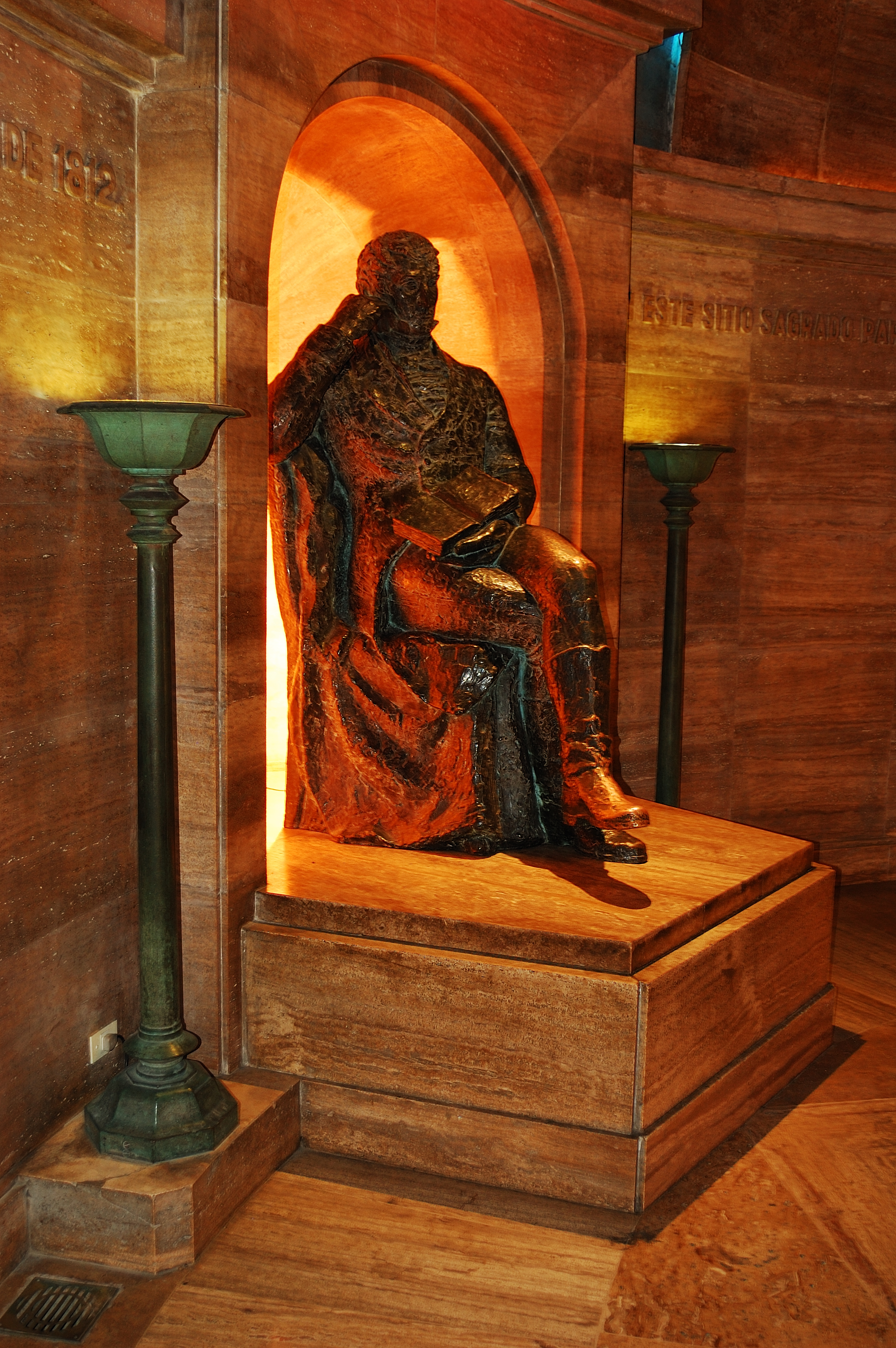 Estatua del General Manuel Belgrano en el interior del Monumento a la Bandera