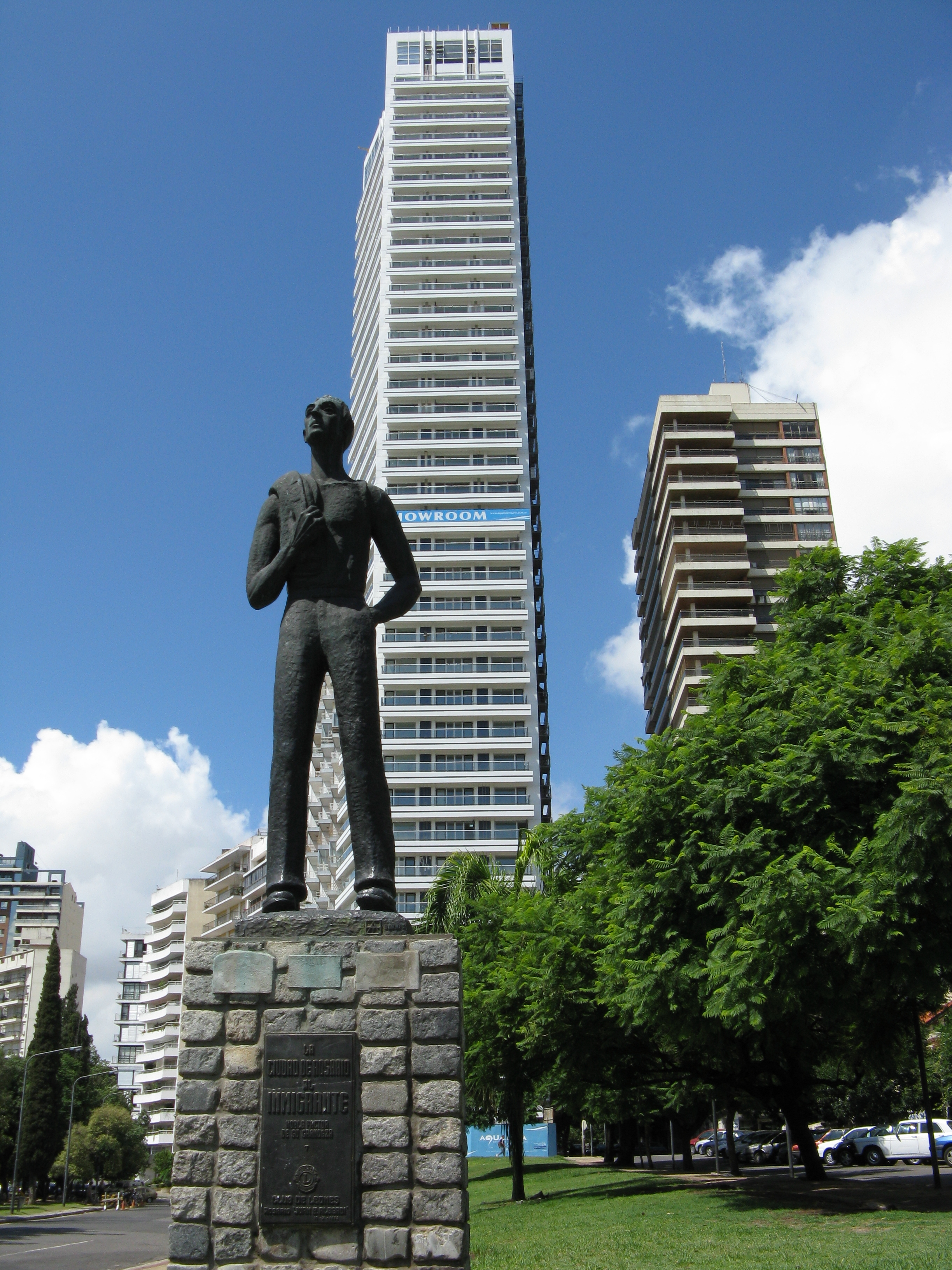 Estatua en homenaje al inmigrante