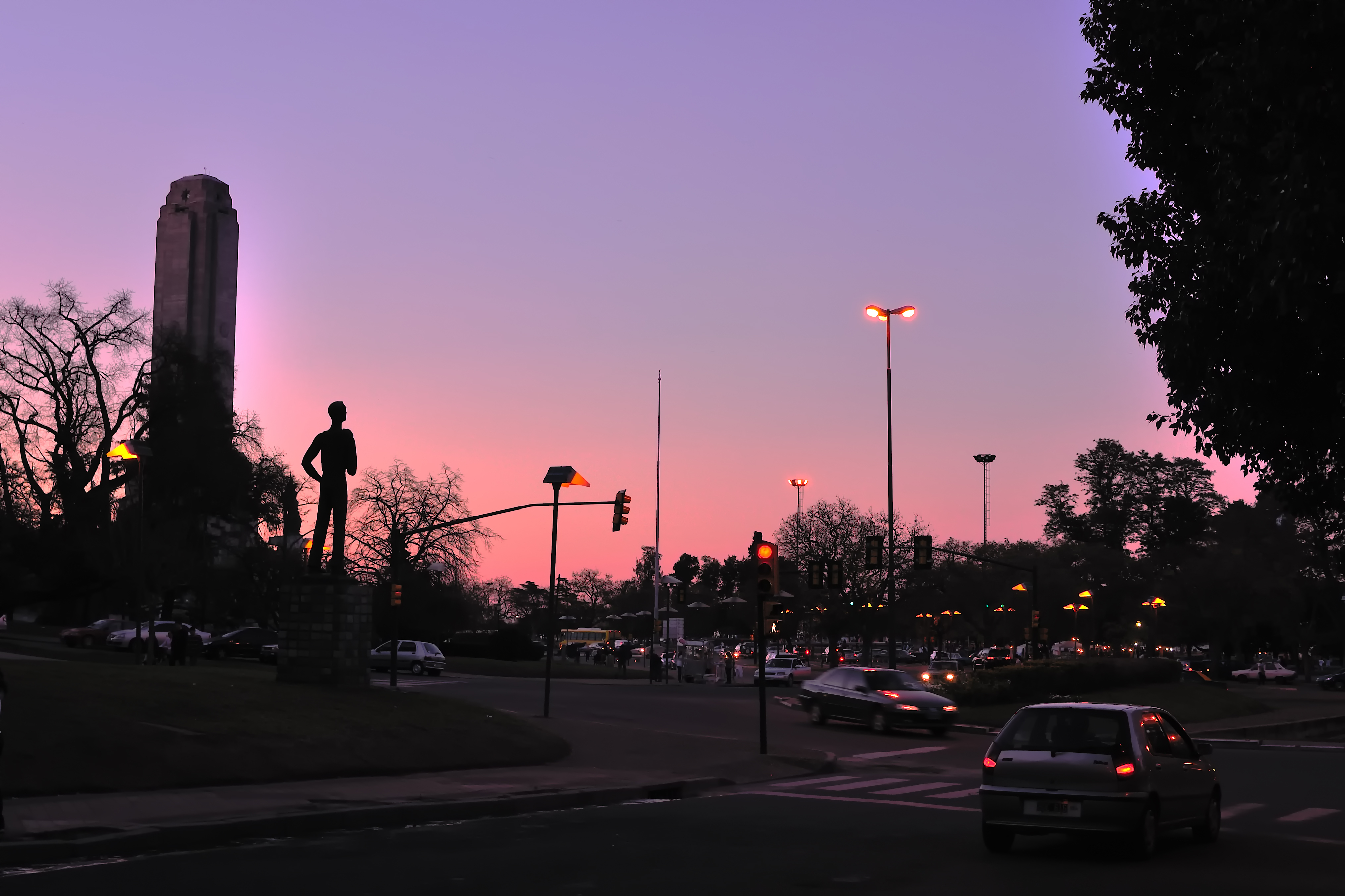 Estatua del Inmigrante al anochecer (1)
