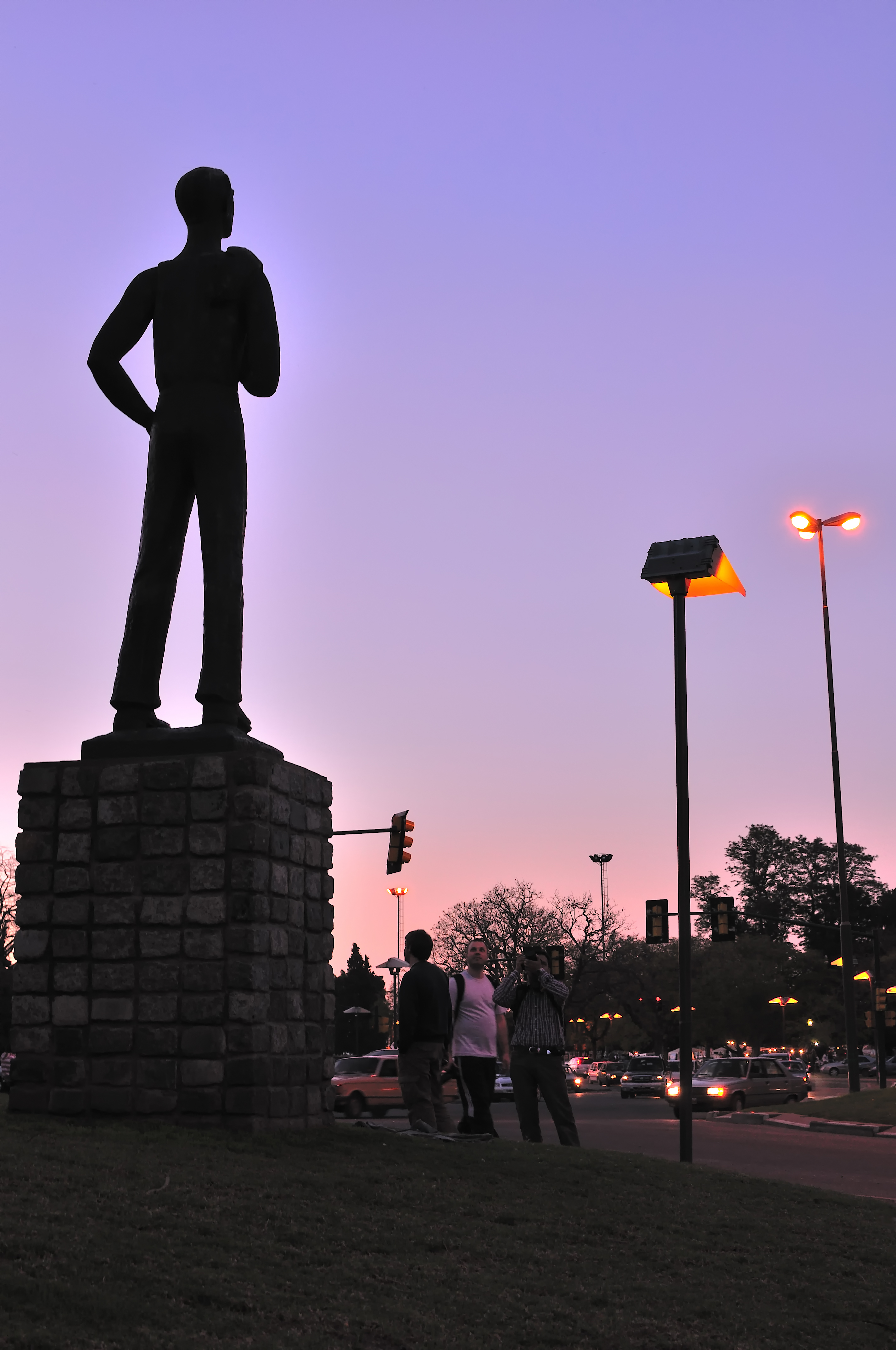 Estatua del Inmigrante al anochecer (2)