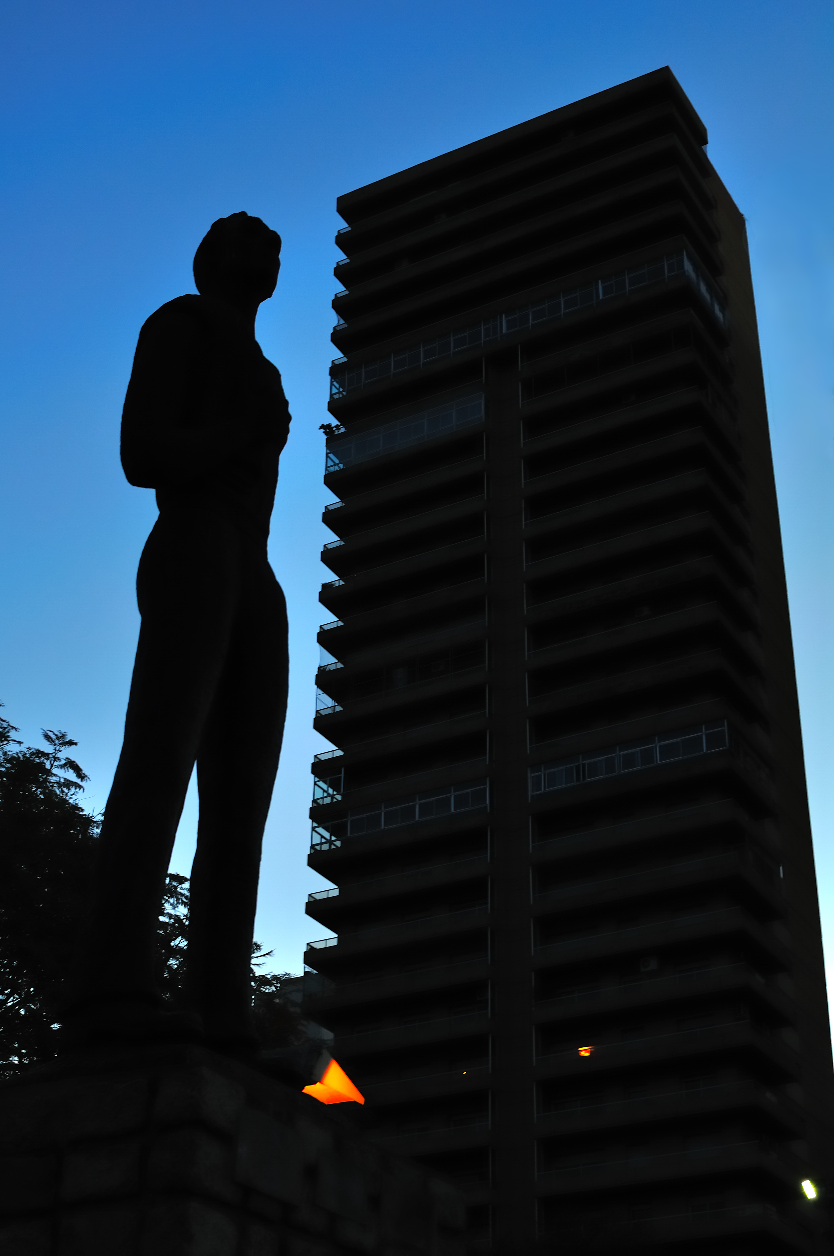 Estatua del Inmigrante al anochecer (3)