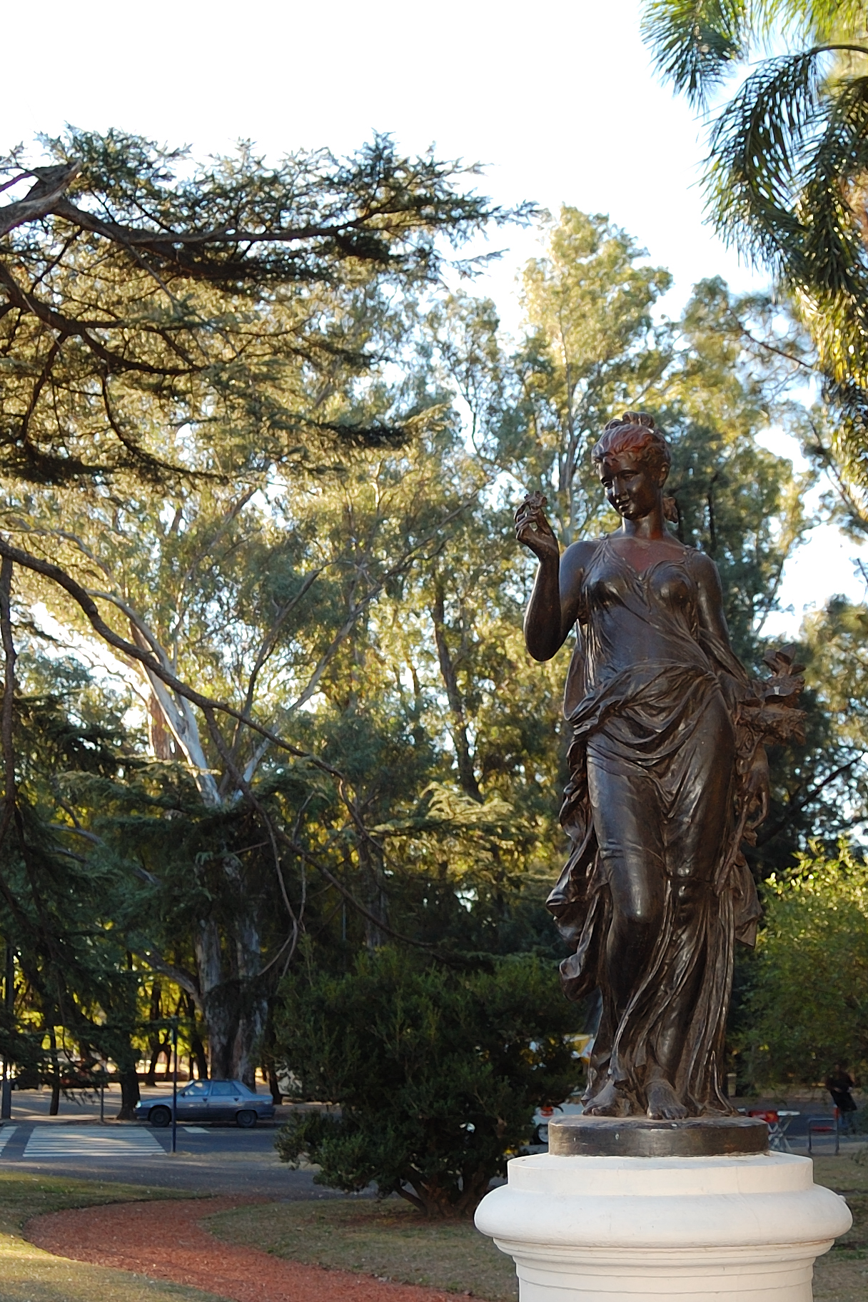 Estatua frente al museo de la ciudad (2)
