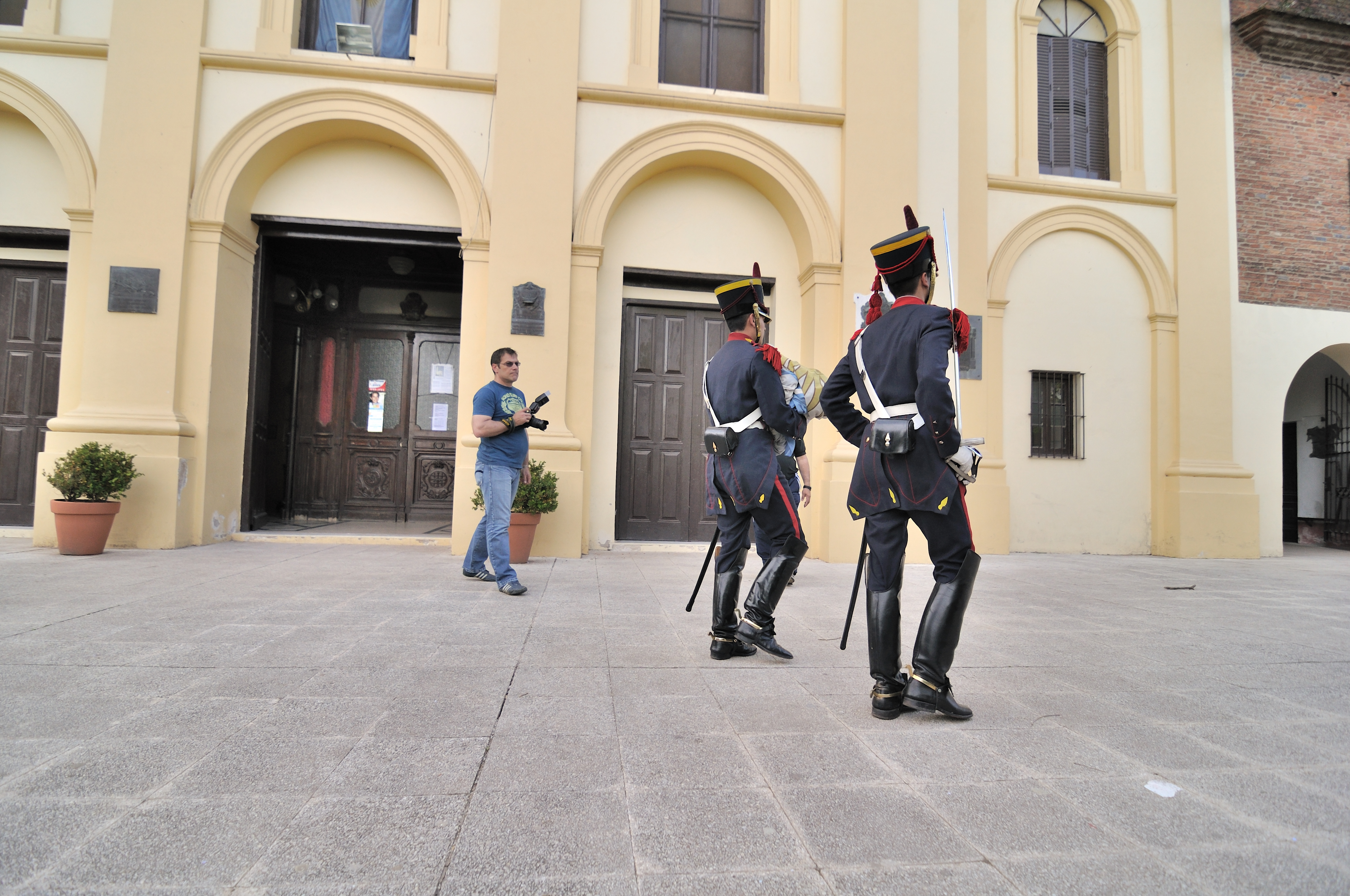 Granaderos portando la bandera (3)