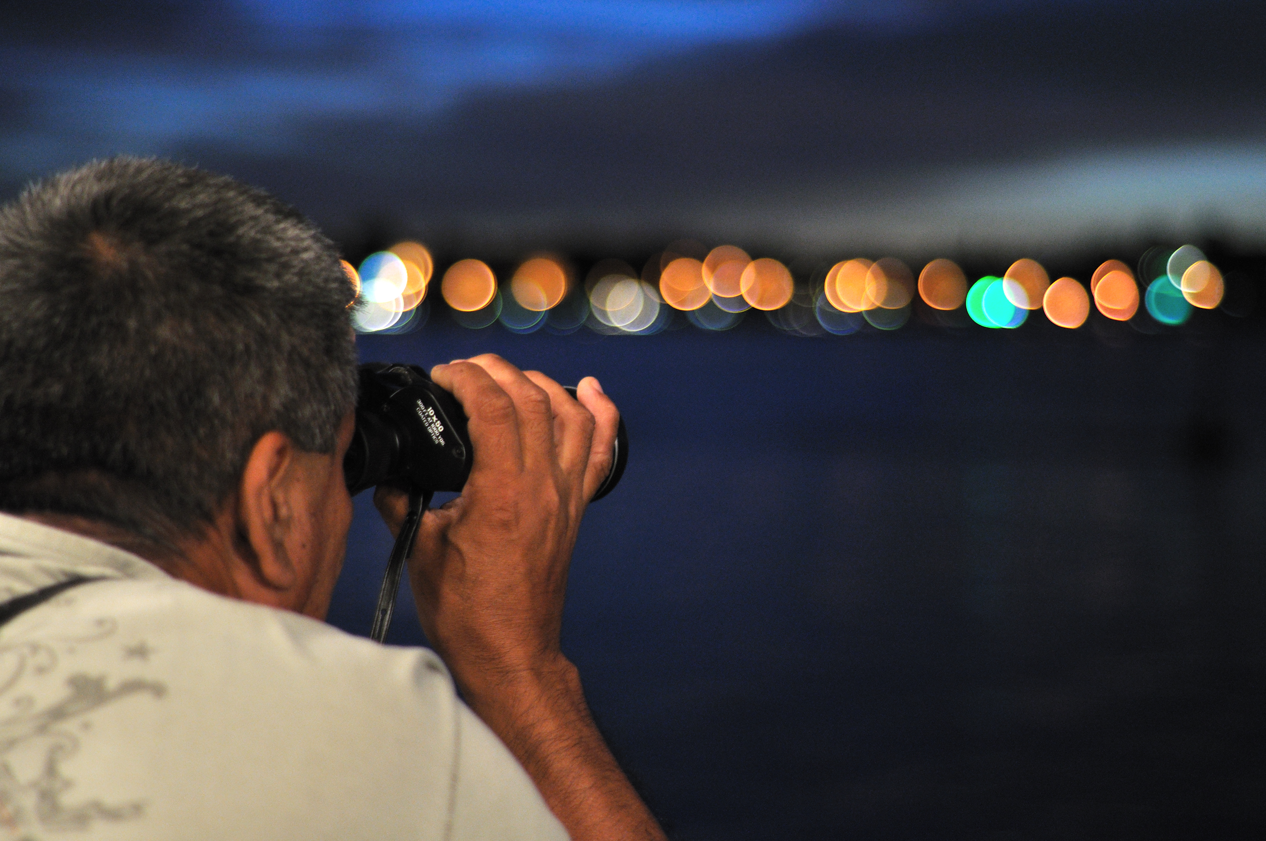 Hombre mirando al bokeh