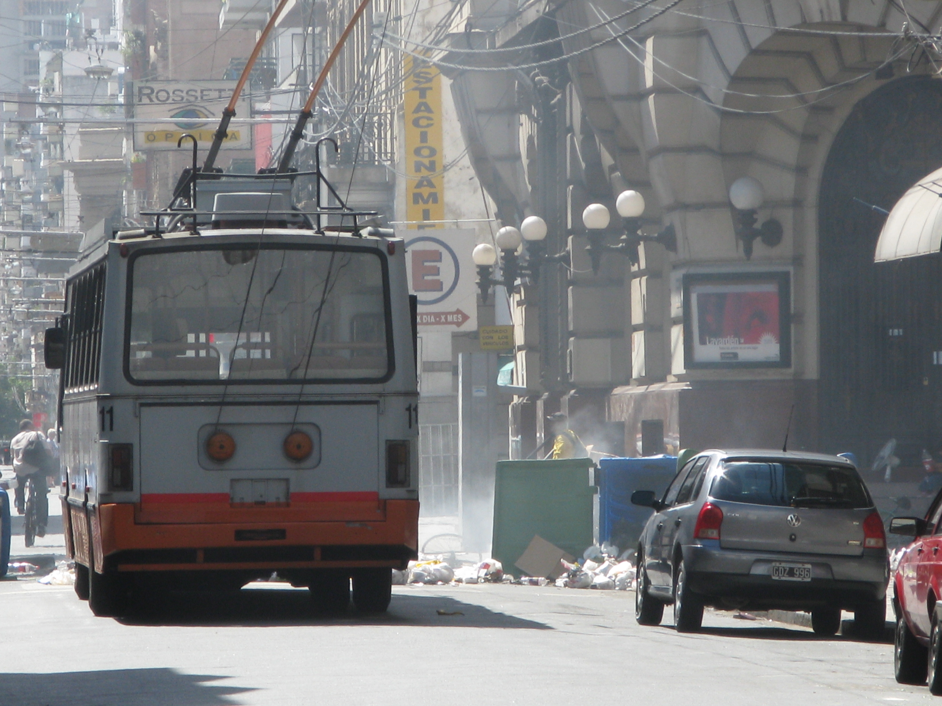Humo de protesta en la calle Mendoza