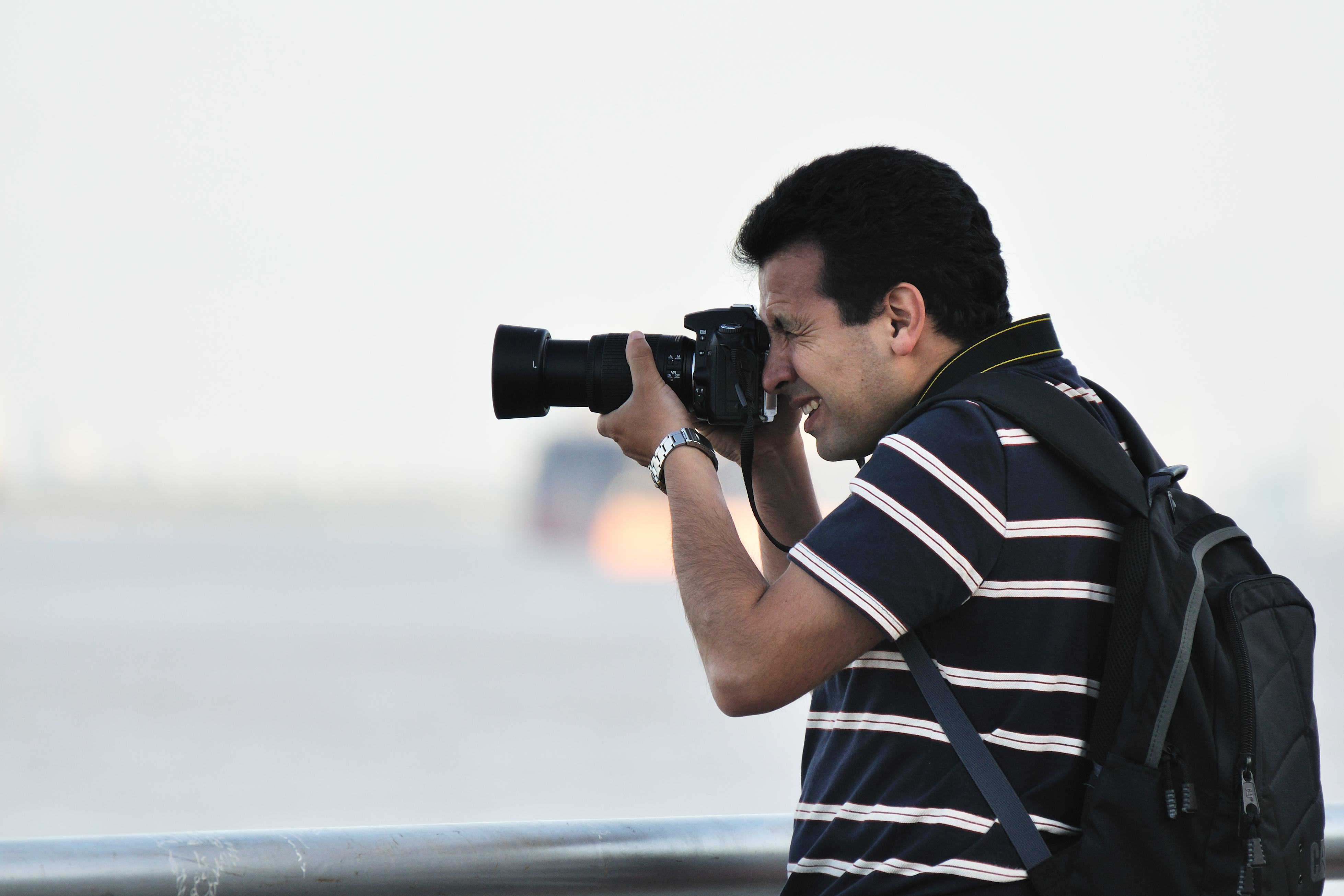 Juanny apuntando lejos