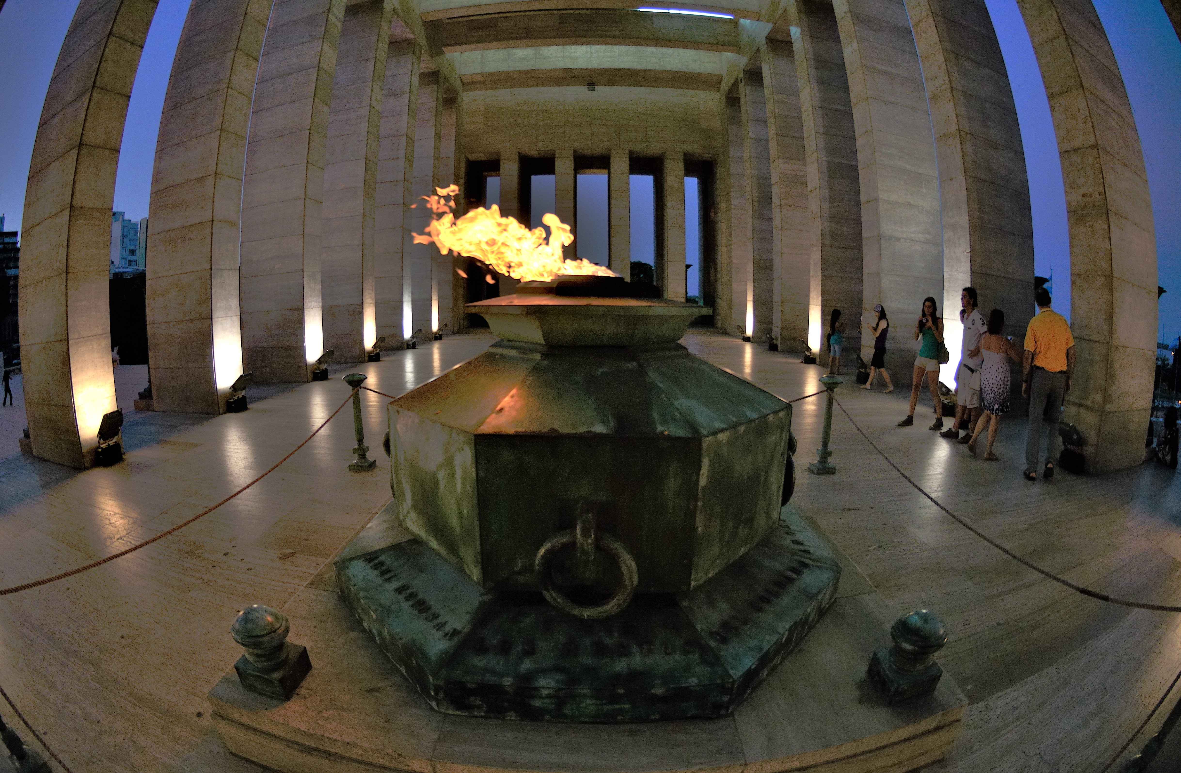 La llama del Monumento a la Bandera (2)
