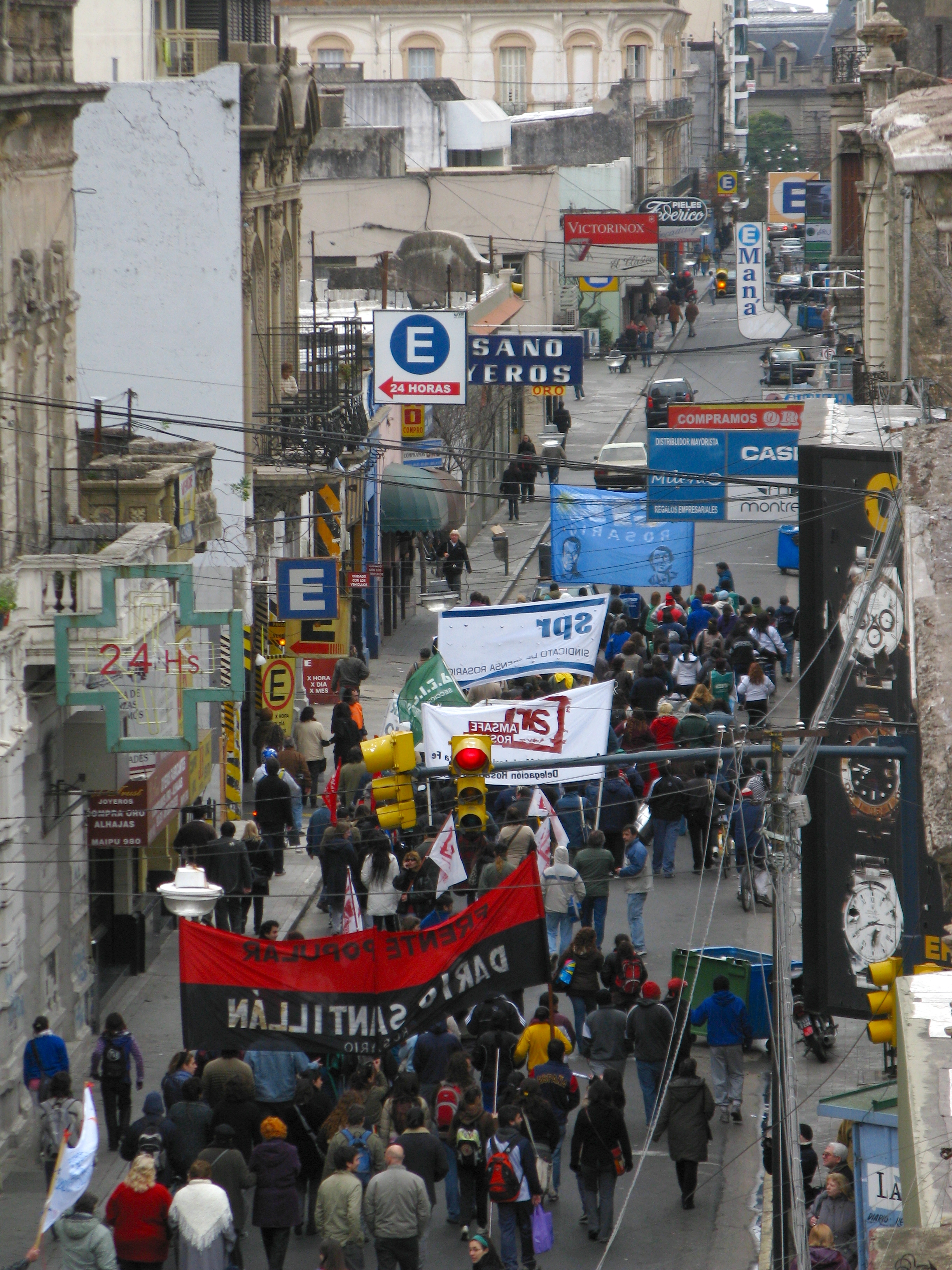 Marcha de protesta de la CTA por calle Maipú (1)