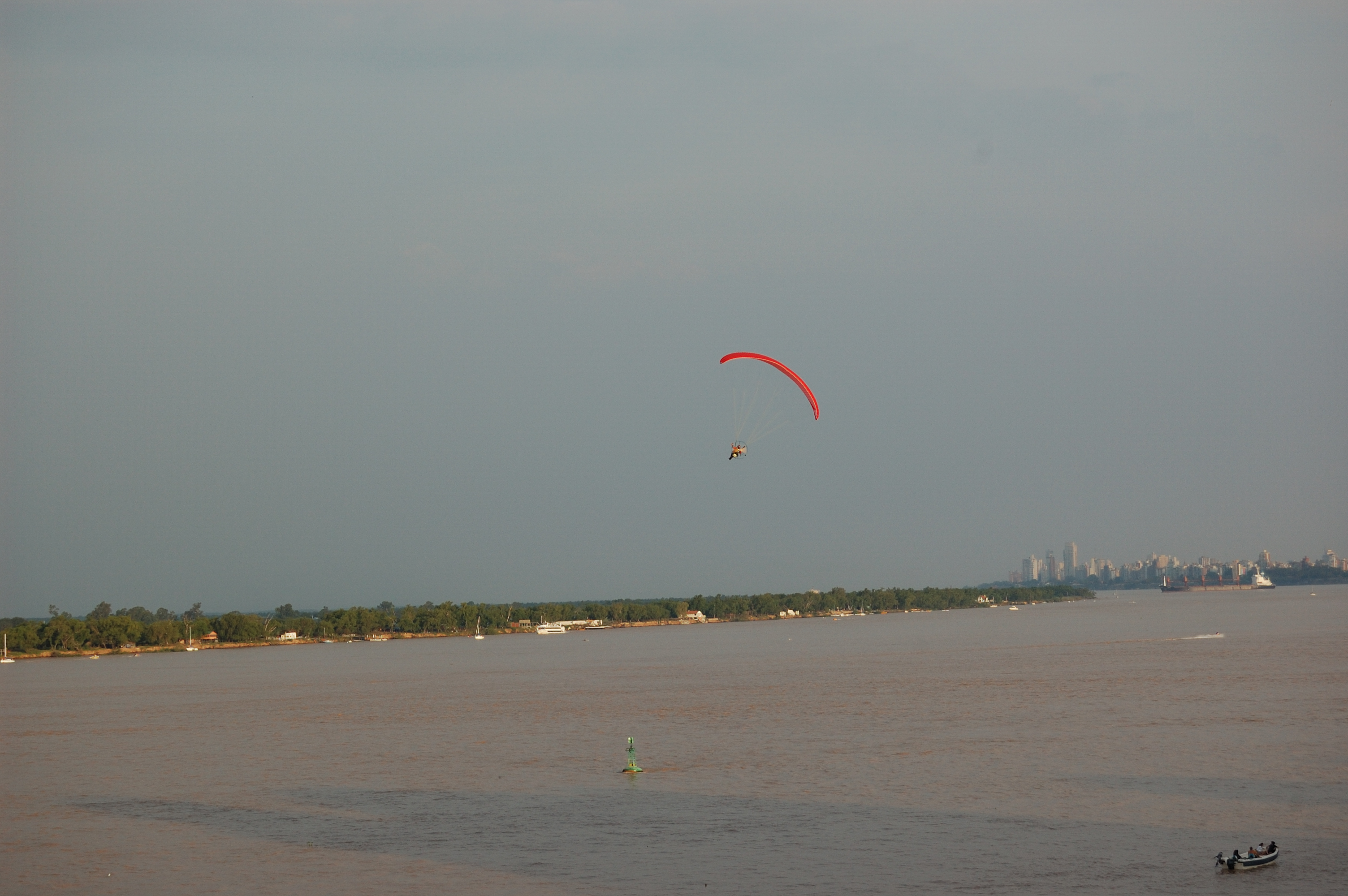 Un parapente sobre el río Paraná
