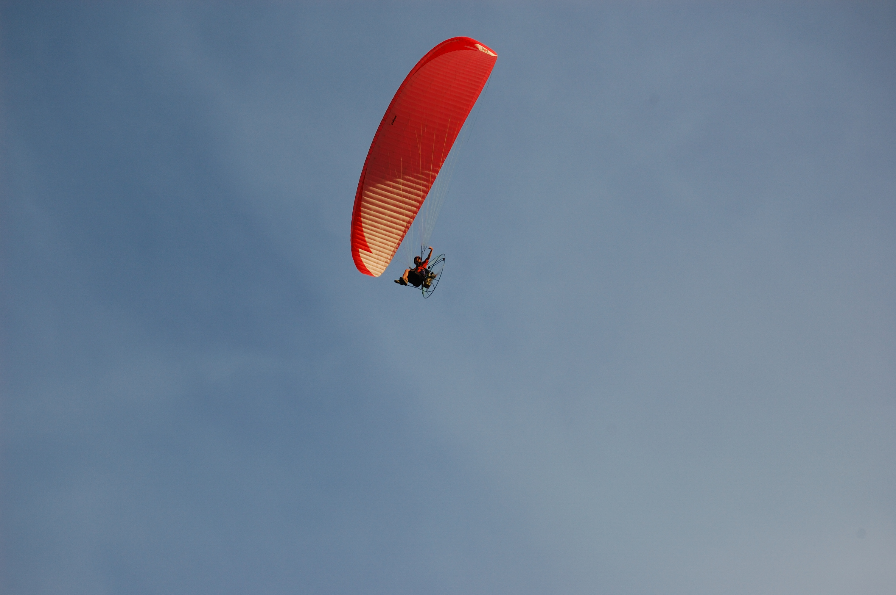 Un parapente sobre el río Paraná