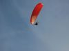 Un parapente sobre el río Paraná