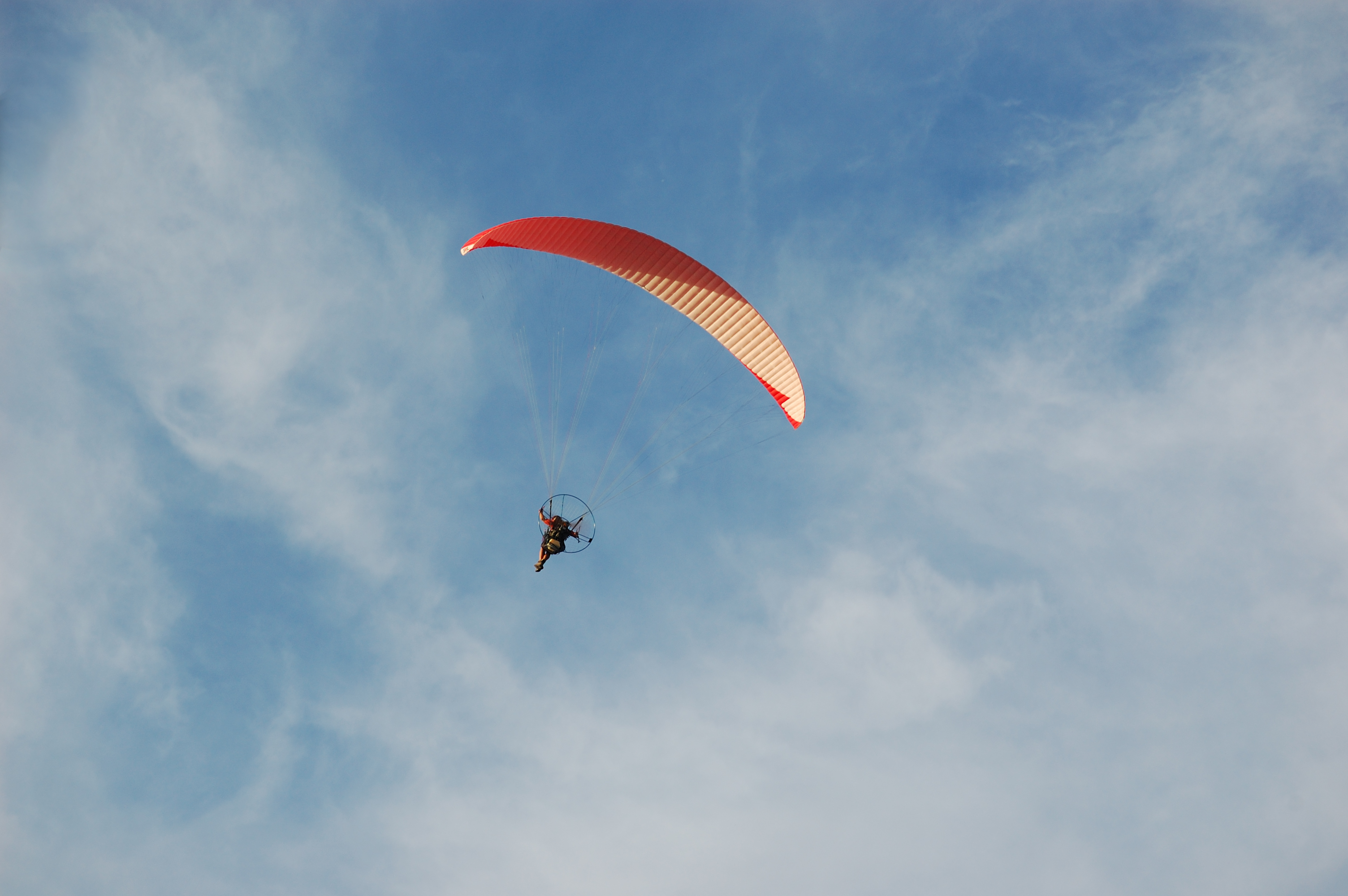 Un parapente sobre el río Paraná