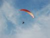 Un parapente sobre el río Paraná