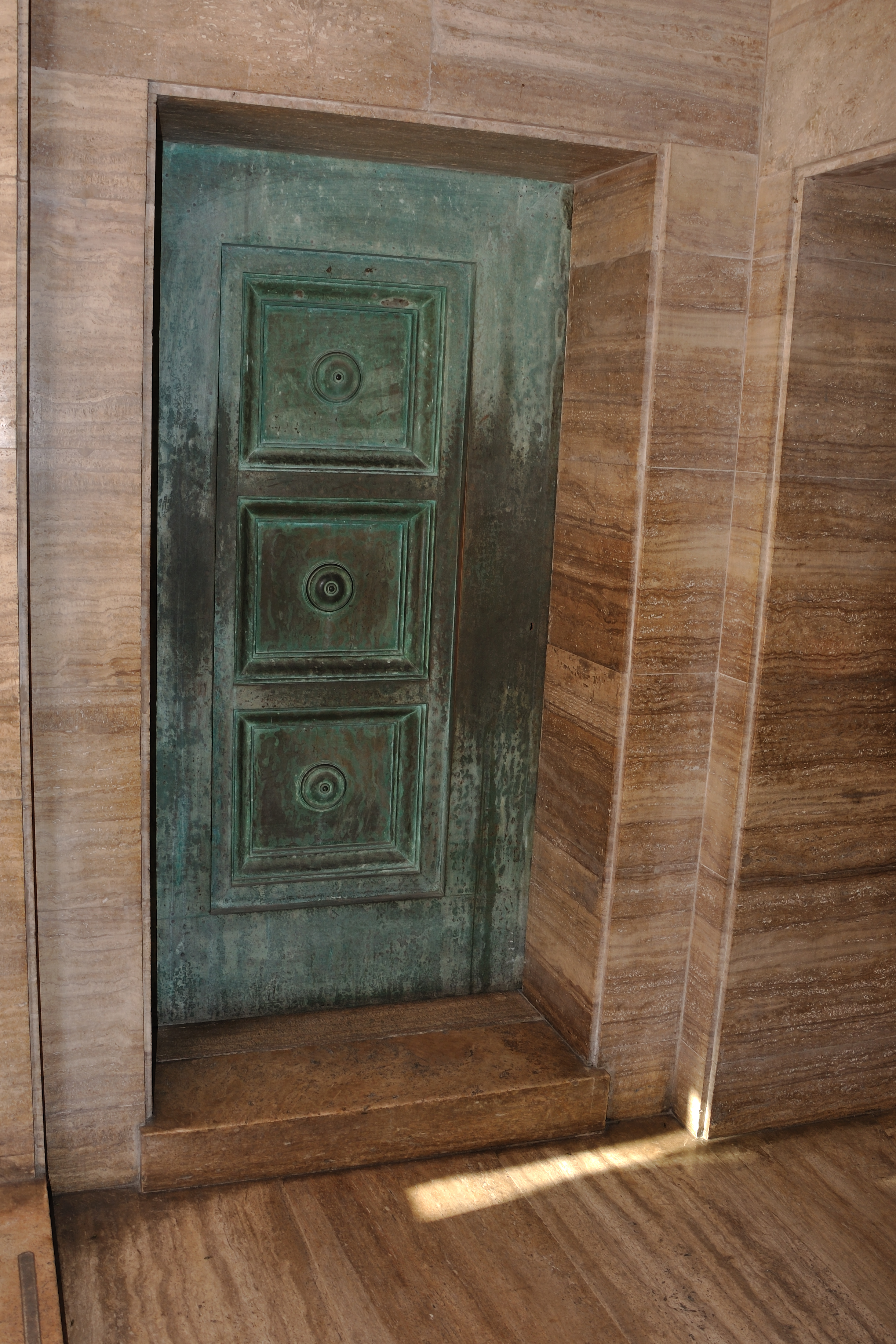 Puerta verde en el interior del Monumento a la Bandera (2)