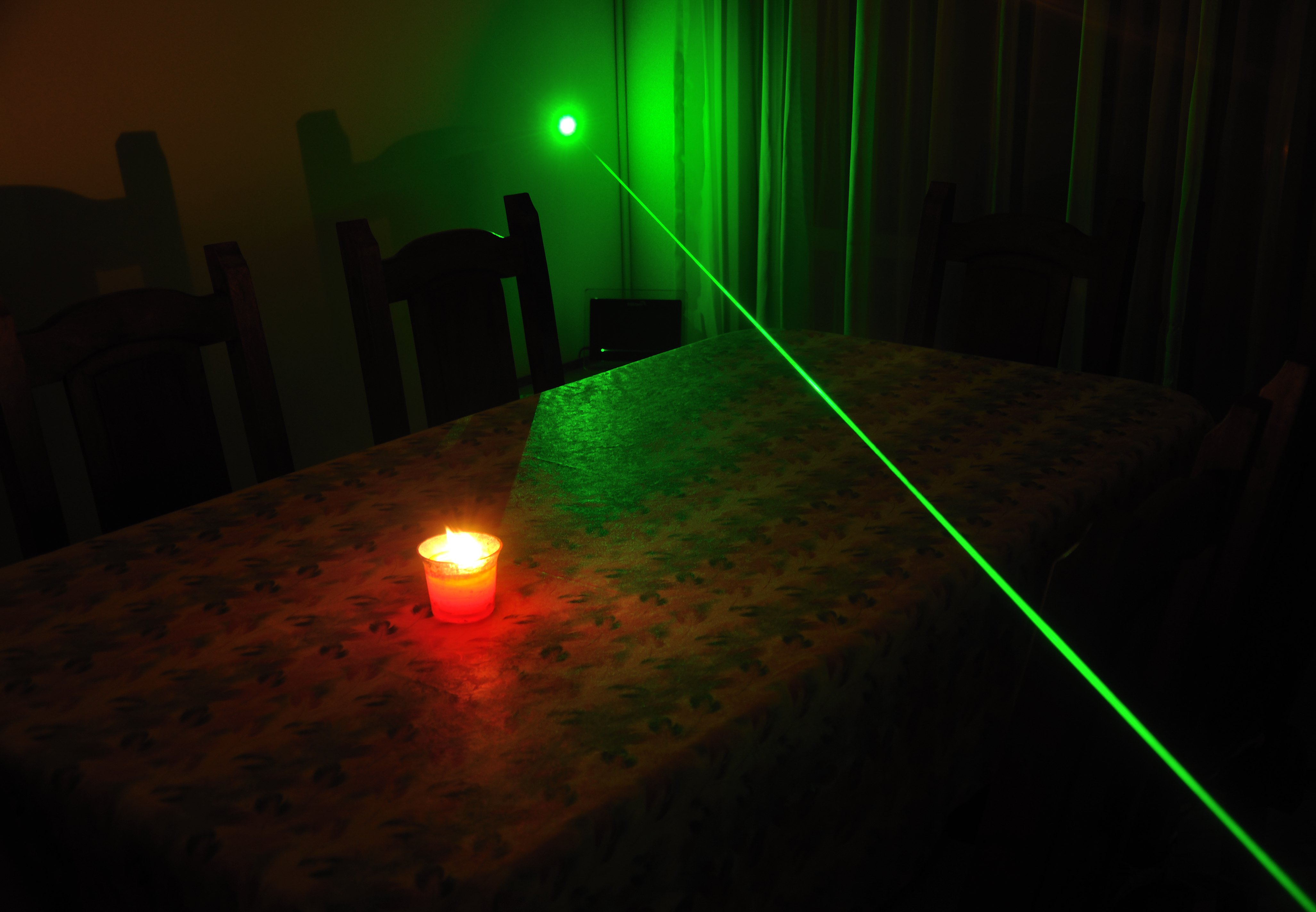 Rayo laser a la luz de la vela