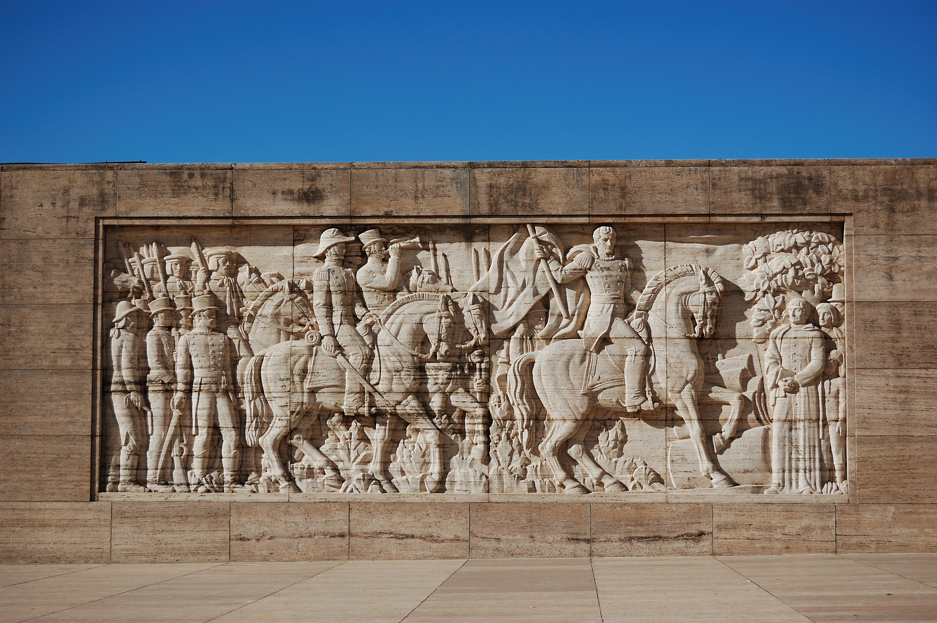 Relieve en el Patio Cívico del Monumento a la Bandera