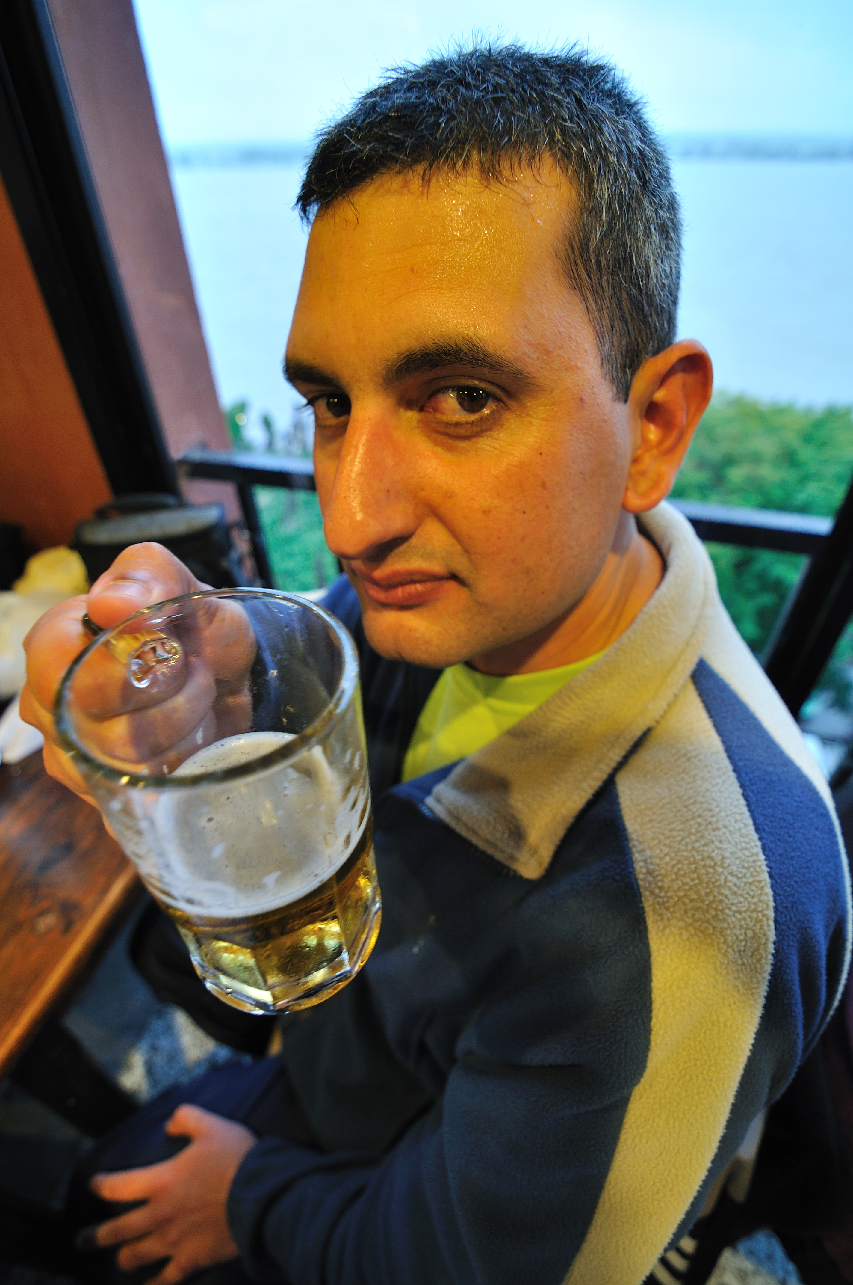 Retrato Wide de Diego con su cerveza