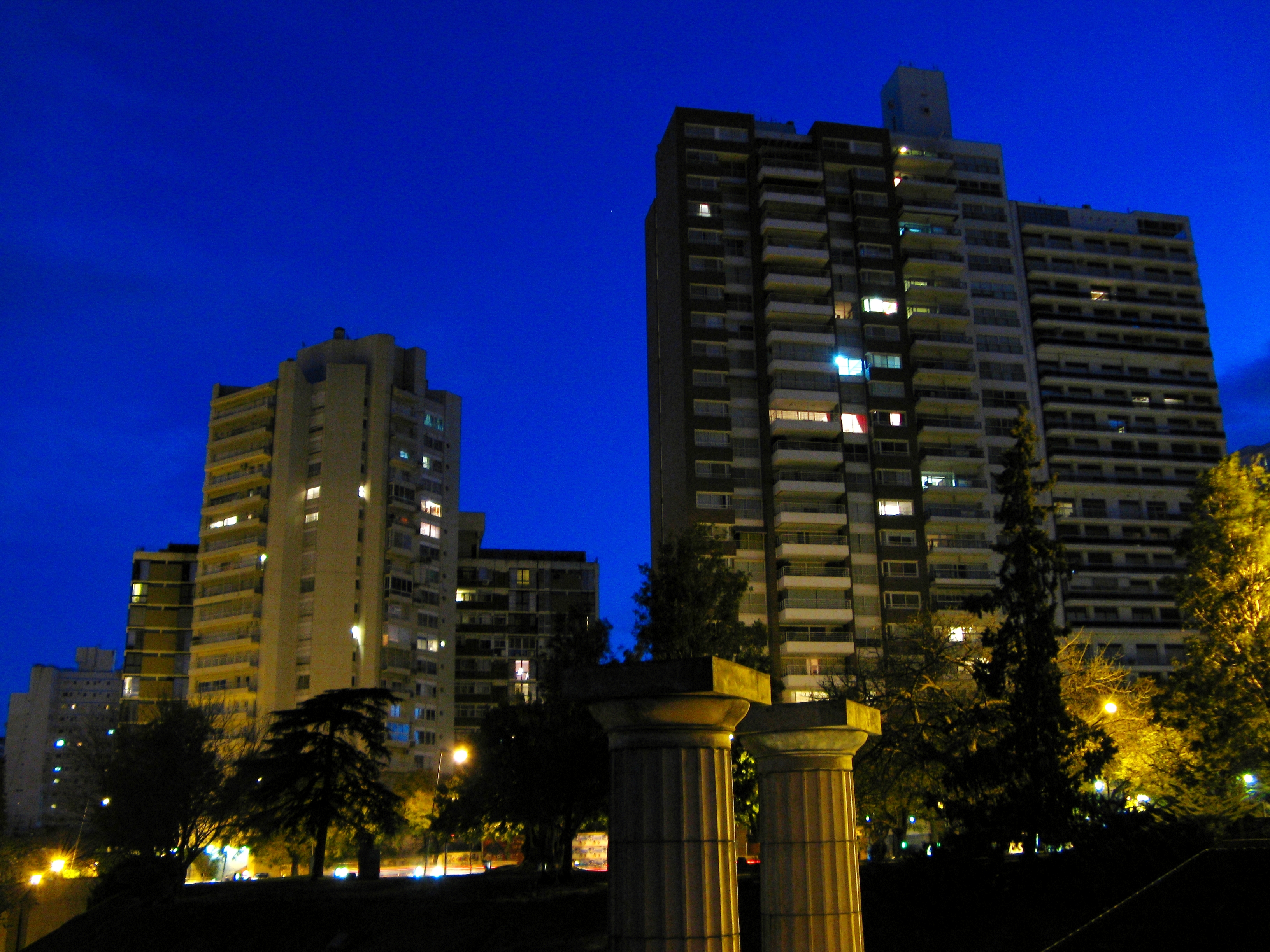 Rosario de noche desde el Parque España