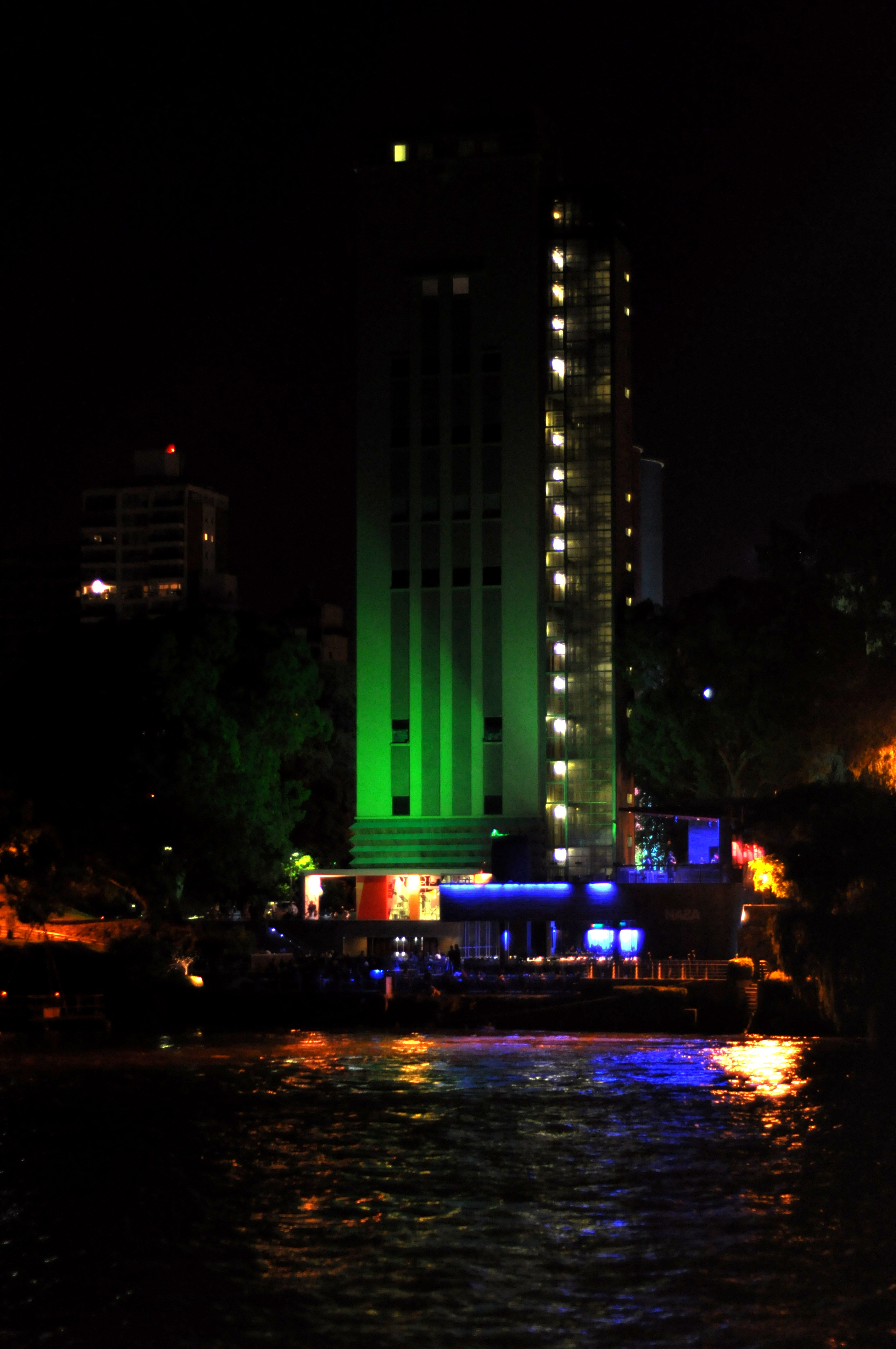 Rosario de noche desde el río (1)