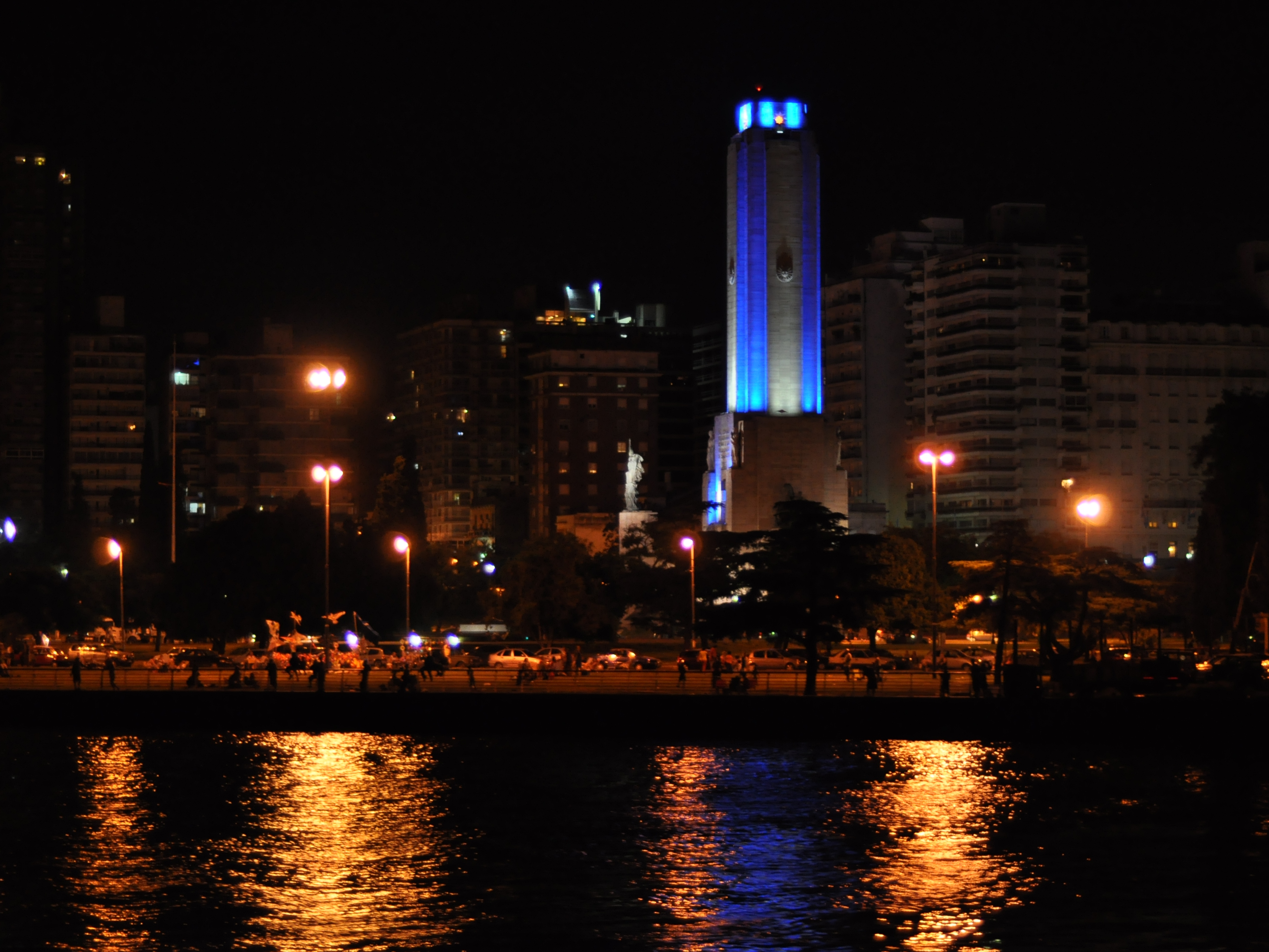 Rosario de noche desde el río (6)