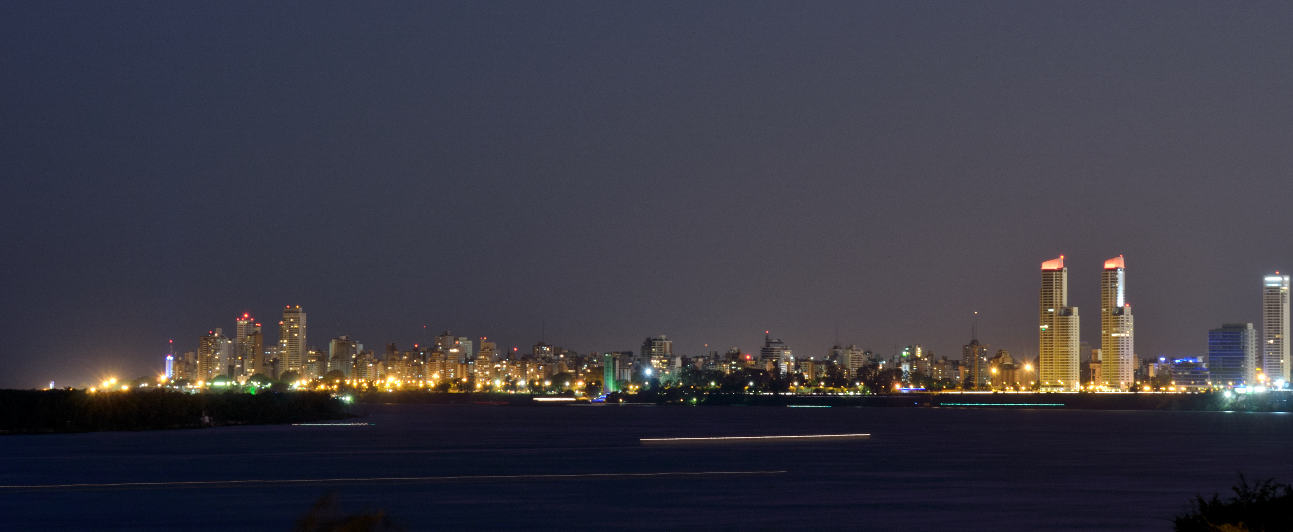 Rosario de noche desde la distancia (1)