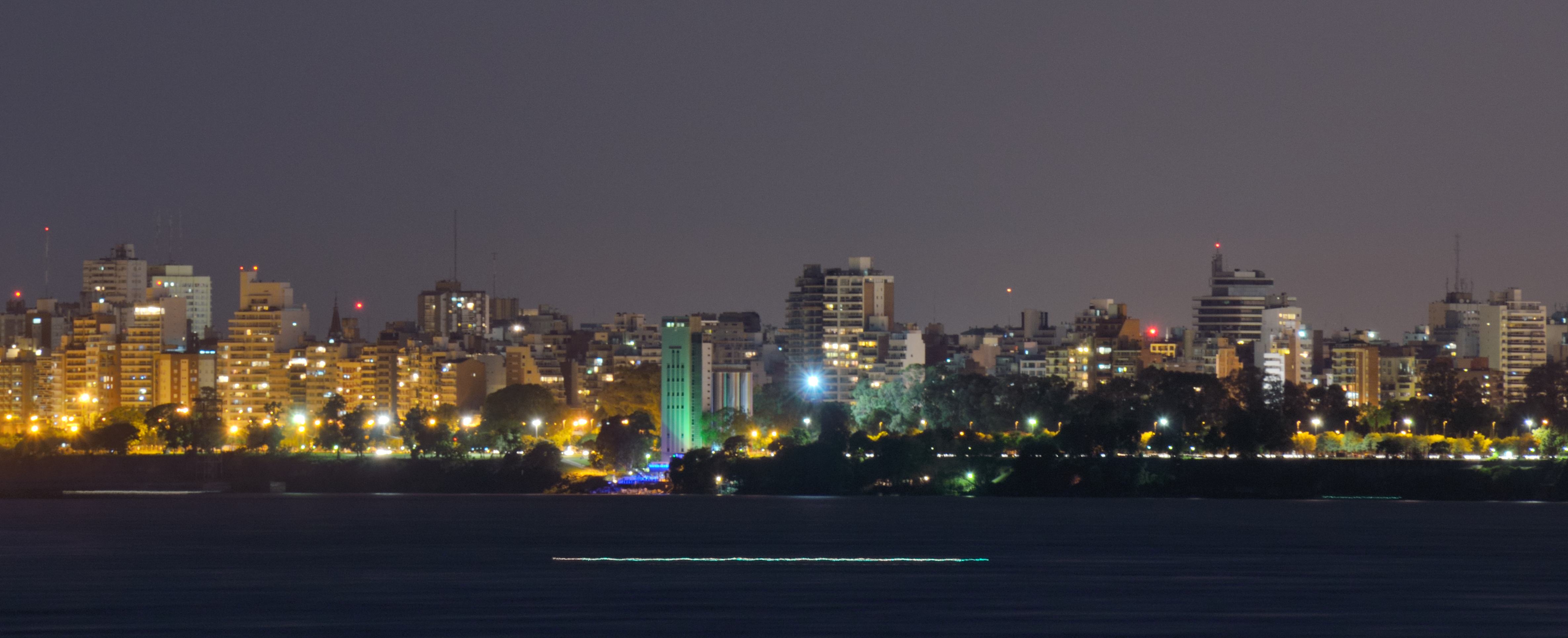 Rosario de noche desde la distancia (2)