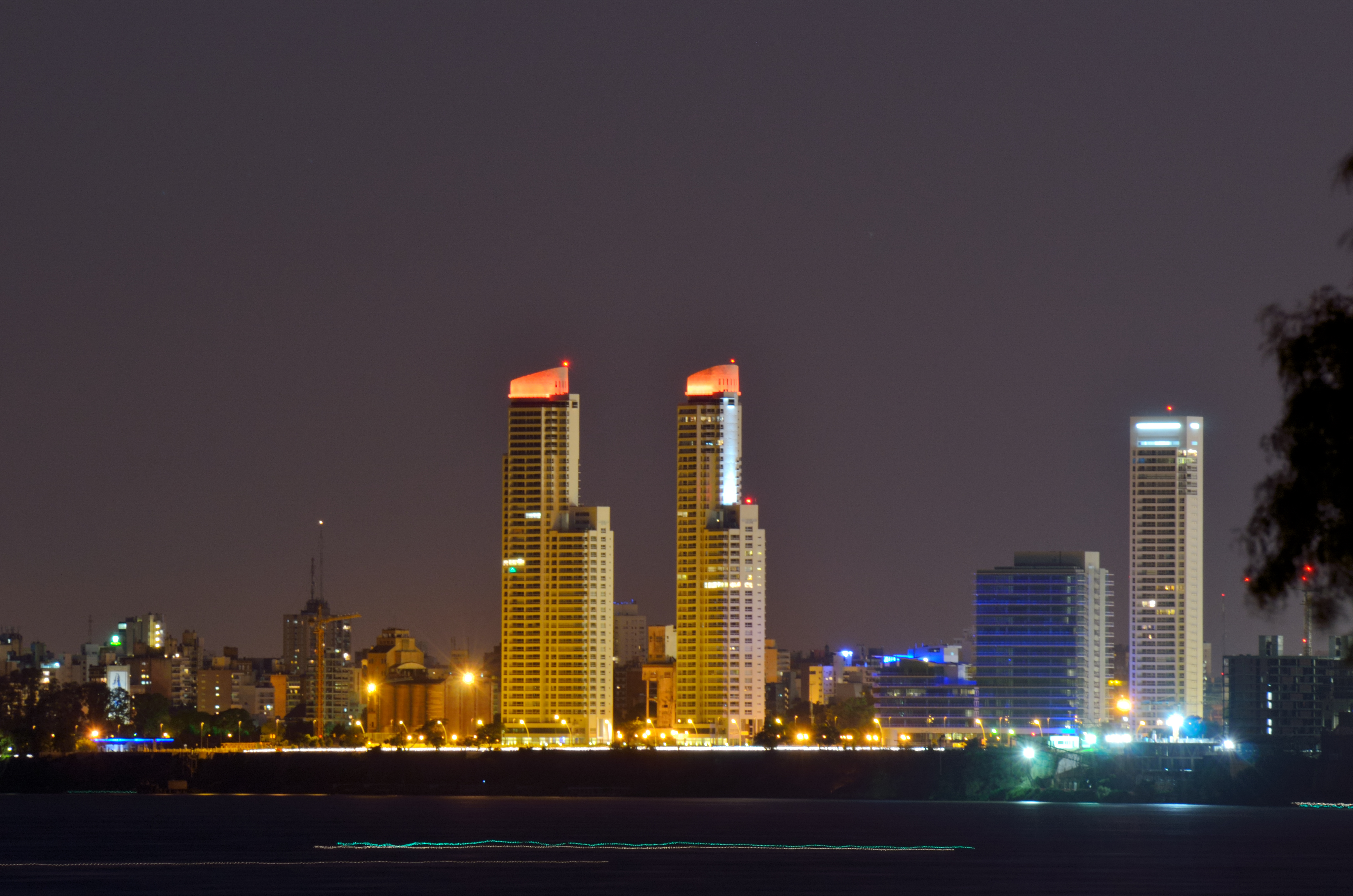 Rosario de noche desde la distancia (3)
