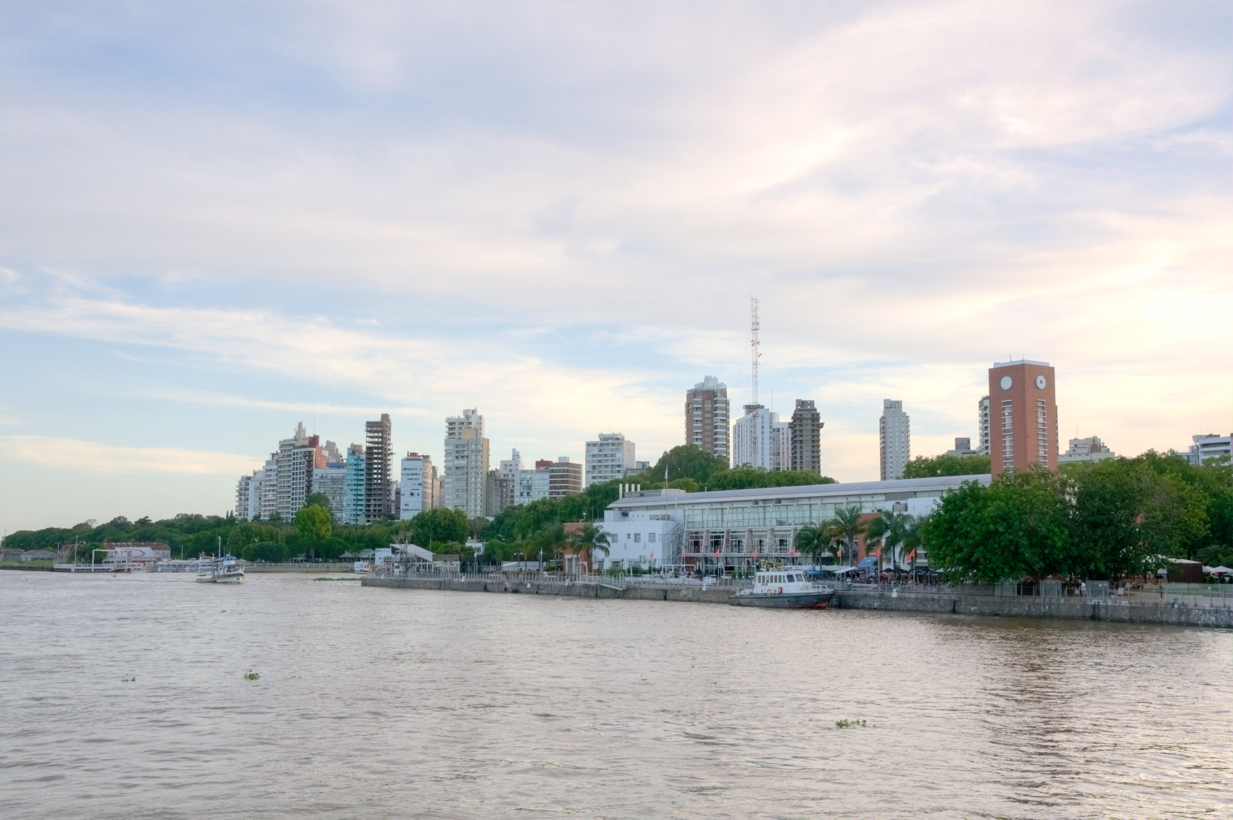 Rosario desde el río Paraná (2)