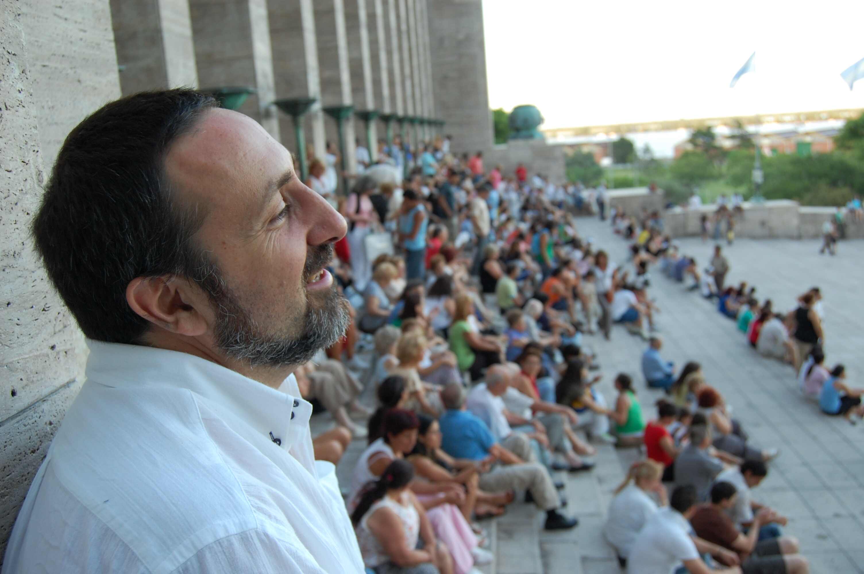 Rubén en el monumento